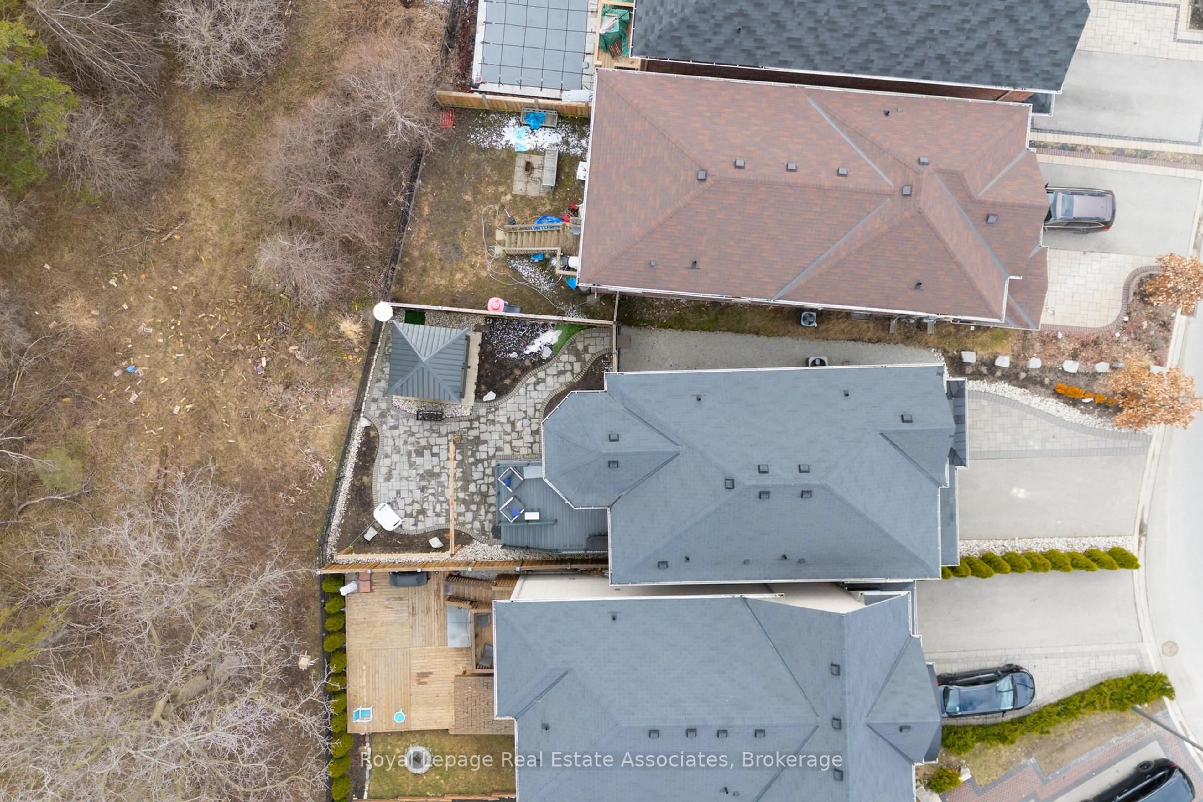 A pic from outside/outdoor area/front of a property/back of a property/a pic from drone, street for 25 Upper Canada Crt, Halton Hills Ontario L7G 0K9