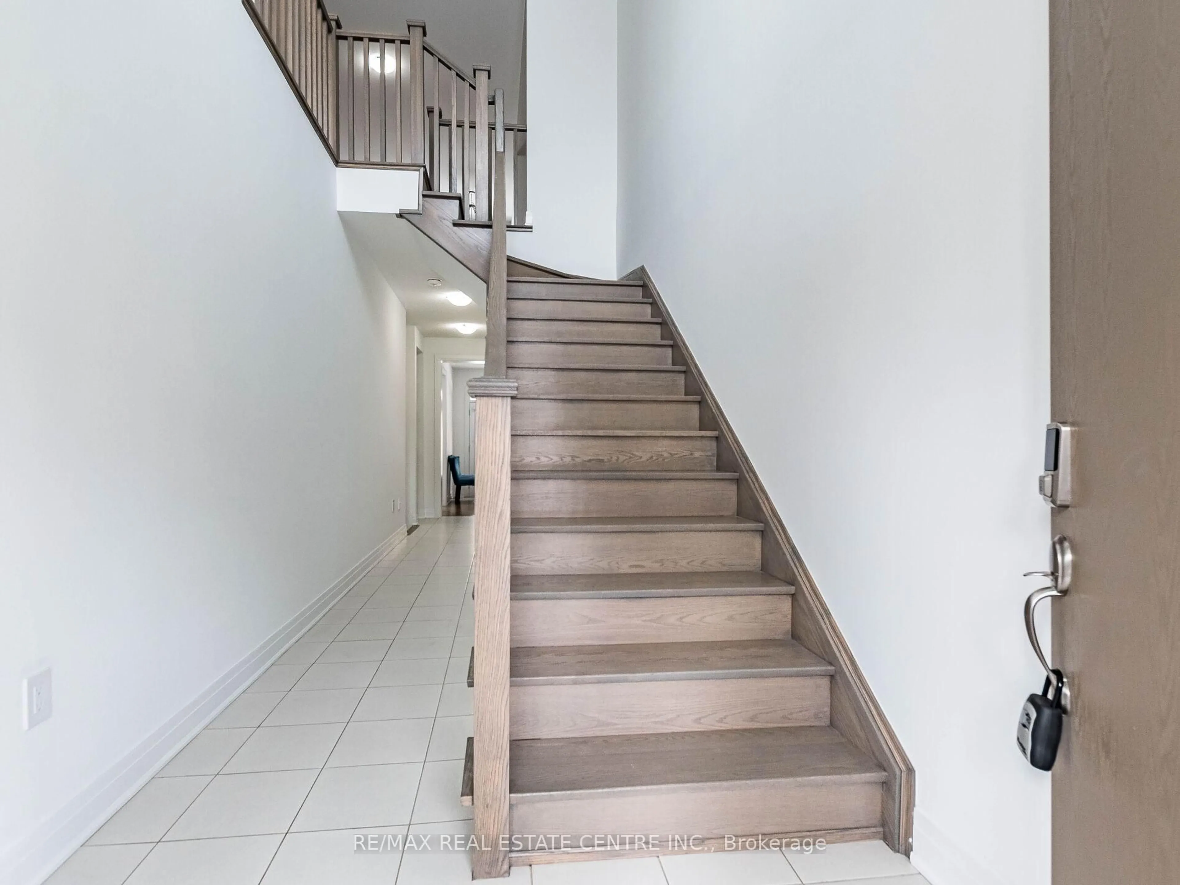 Stairs for 4031 Saida St, Mississauga Ontario L5M 2S8