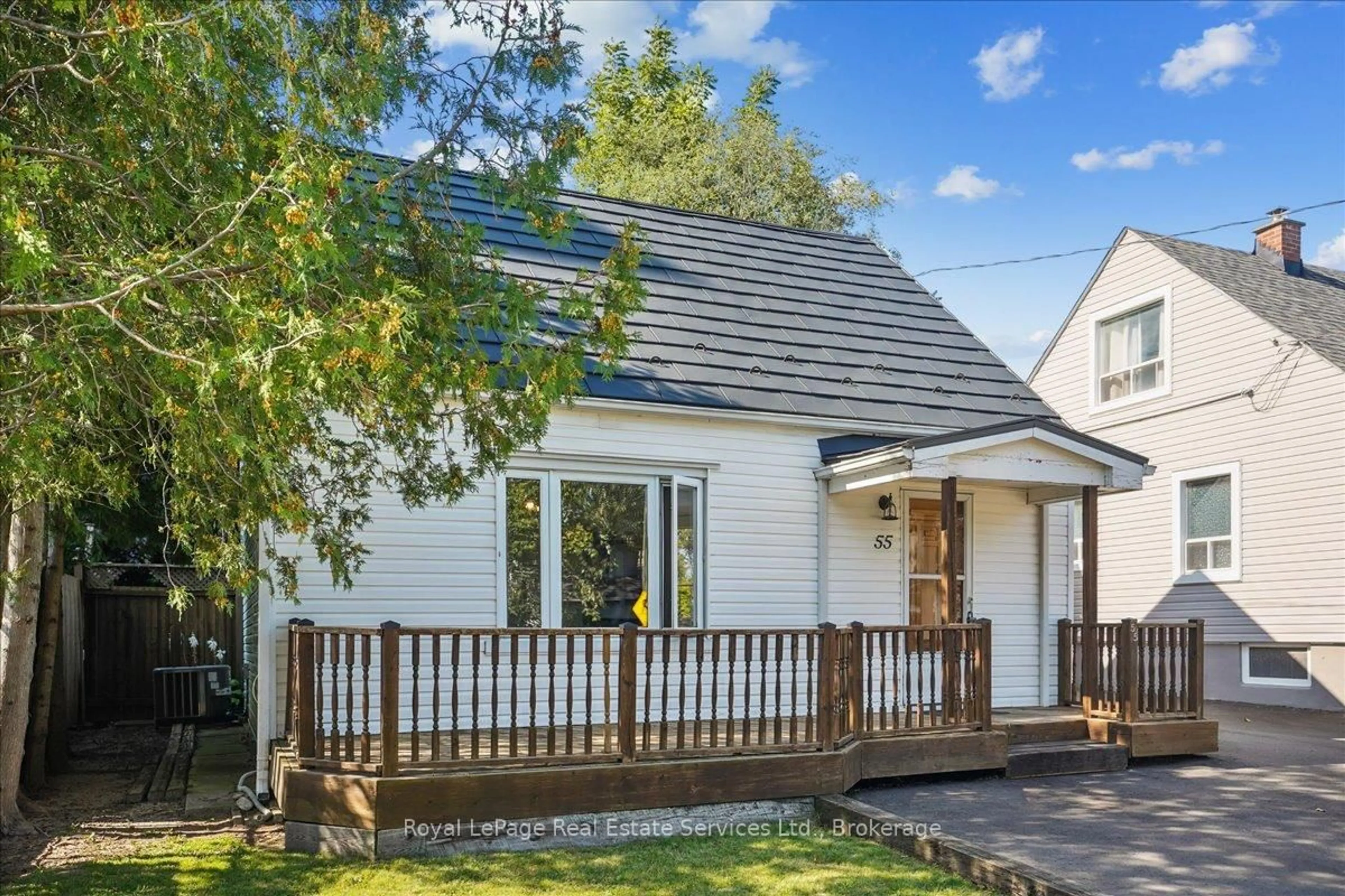 A pic from outside/outdoor area/front of a property/back of a property/a pic from drone, street for 55 Stewart St, Oakville Ontario L6K 1X6