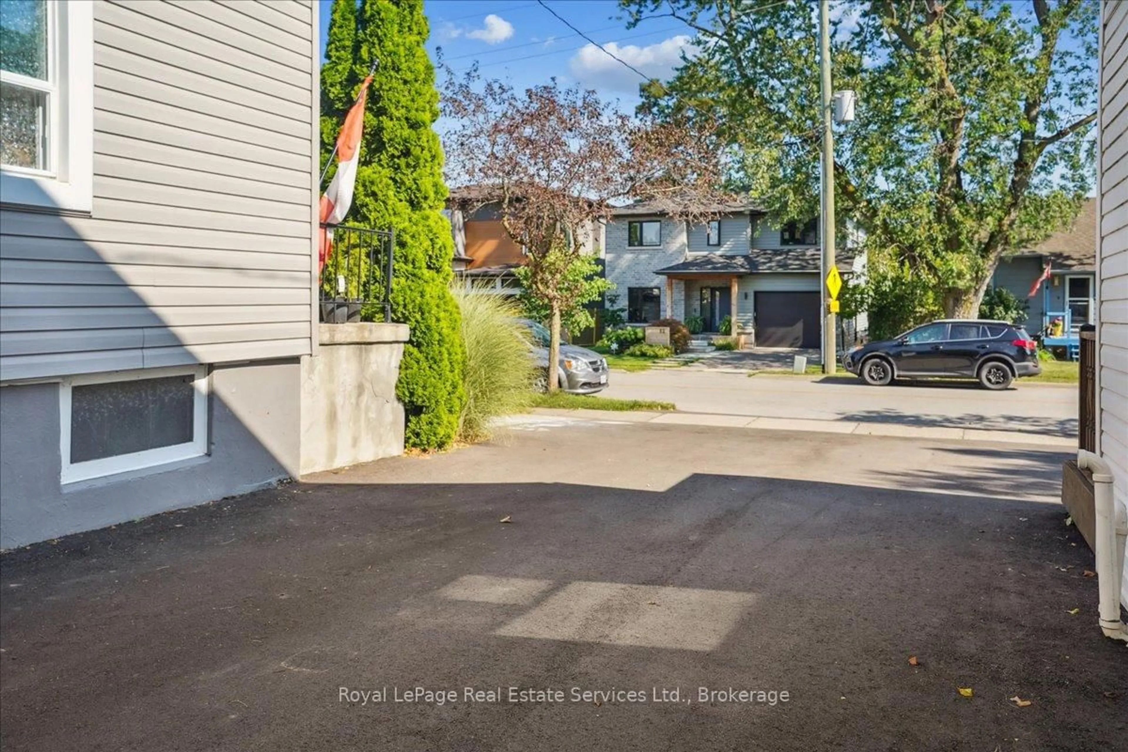 A pic from outside/outdoor area/front of a property/back of a property/a pic from drone, street for 55 Stewart St, Oakville Ontario L6K 1X6