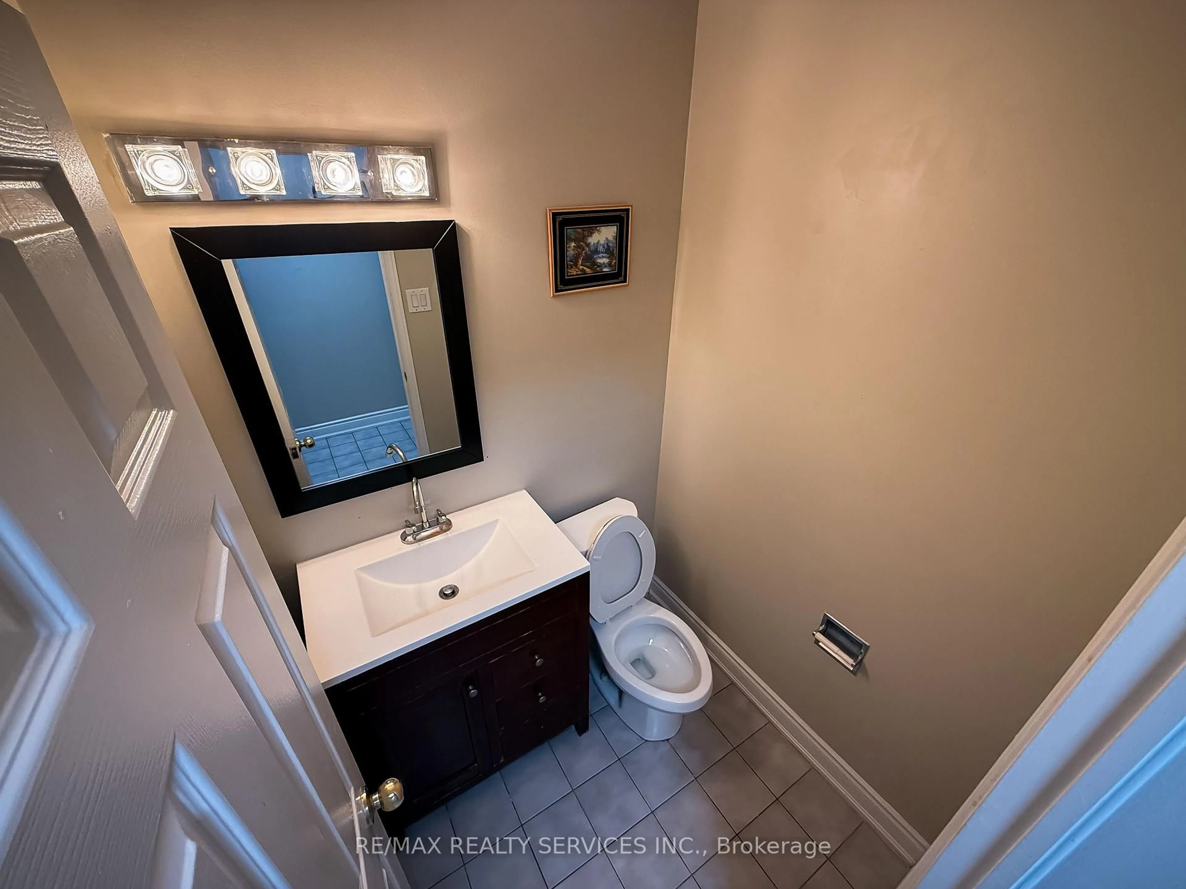 Standard bathroom, ceramic/tile floor for 69 Pennsylvania Ave, Brampton Ontario L6Y 4P3