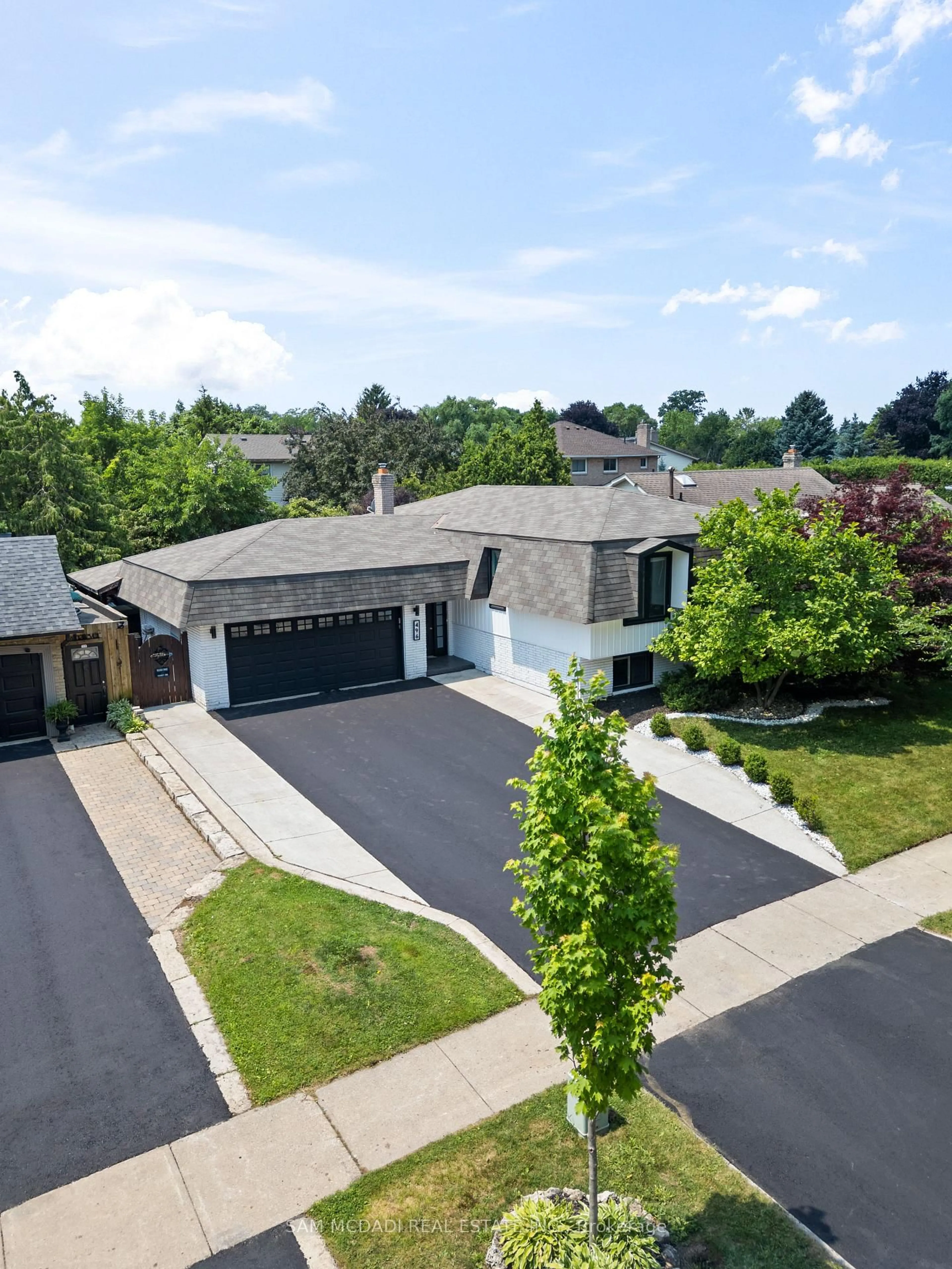 A pic from outside/outdoor area/front of a property/back of a property/a pic from drone, street for 496 Seymour Dr, Oakville Ontario L6L 3K1