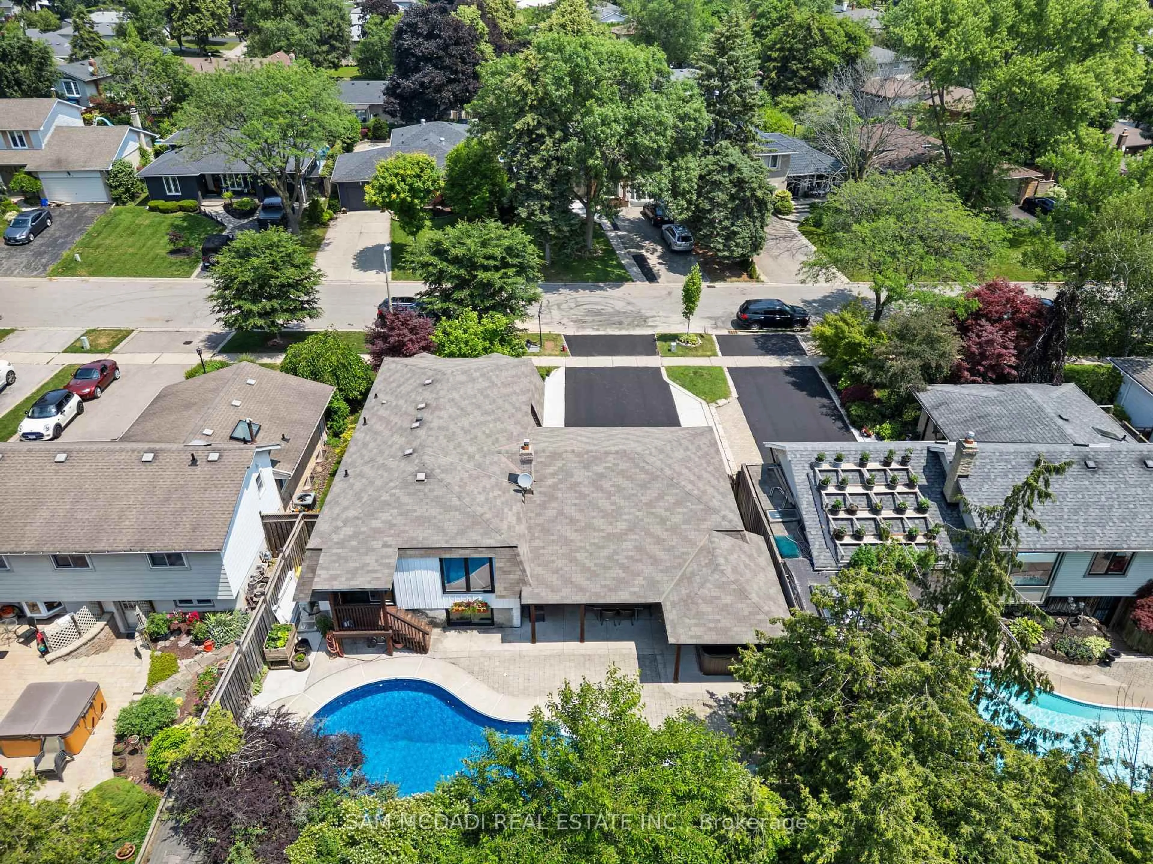A pic from outside/outdoor area/front of a property/back of a property/a pic from drone, street for 496 Seymour Dr, Oakville Ontario L6L 3K1