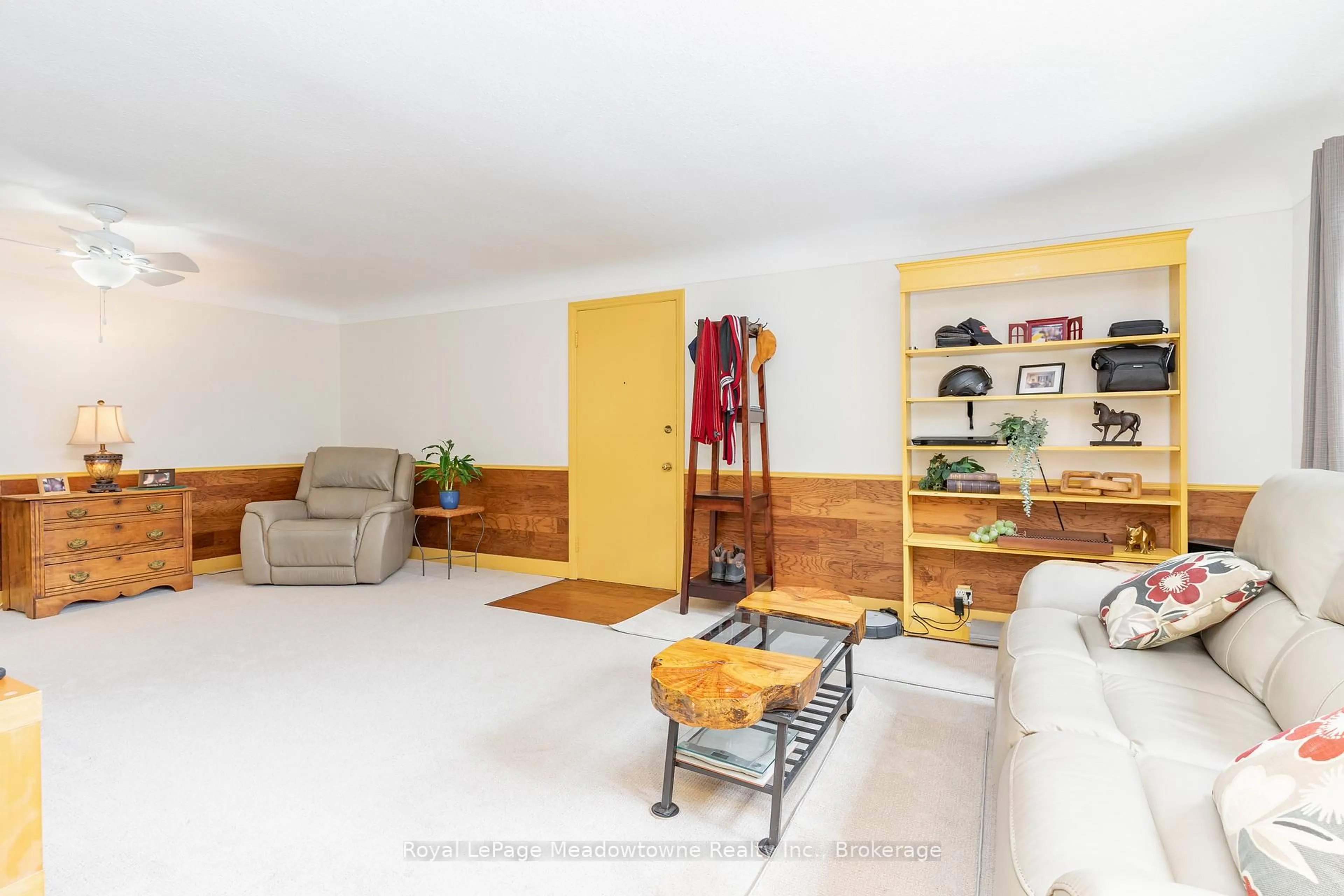 Living room with furniture, unknown for 2405 Lakeshore Rd #10, Burlington Ontario L7R 1B8