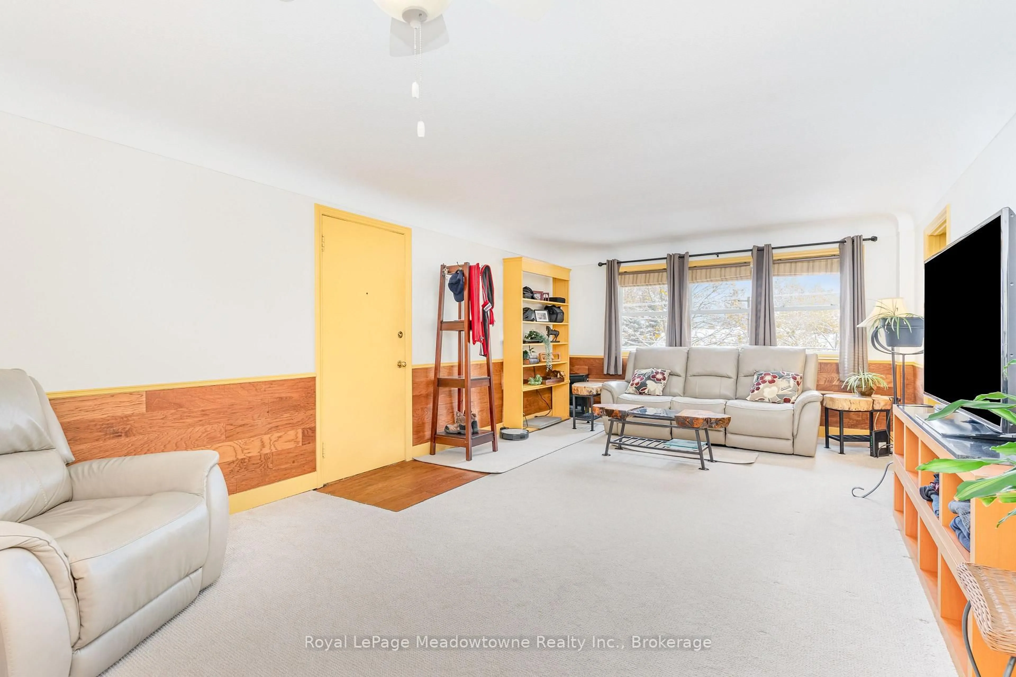 Living room with furniture, wood/laminate floor for 2405 Lakeshore Rd #10, Burlington Ontario L7R 1B8