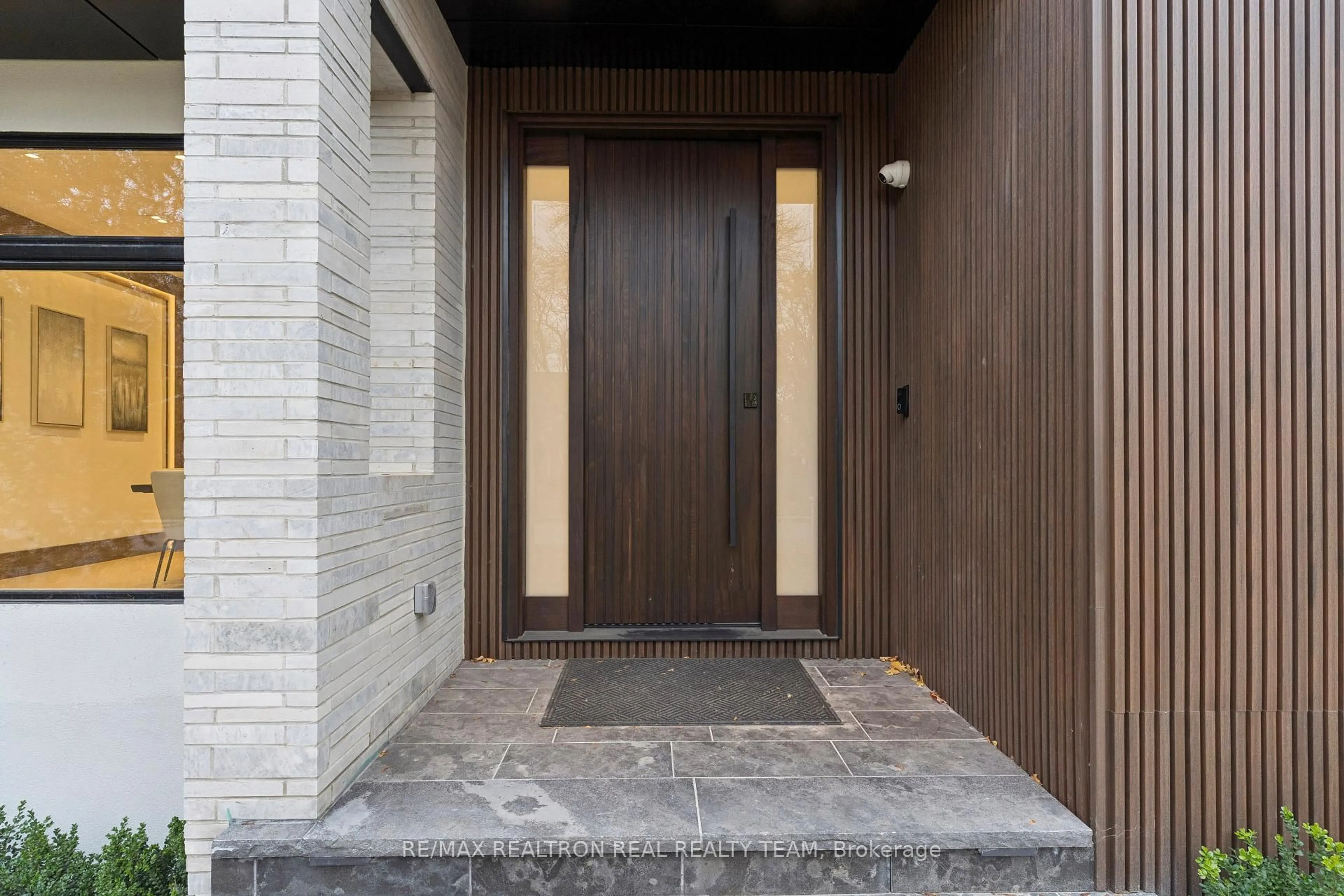 Indoor foyer for 1362 Sedgewick Cres, Oakville Ontario L6L 1X8