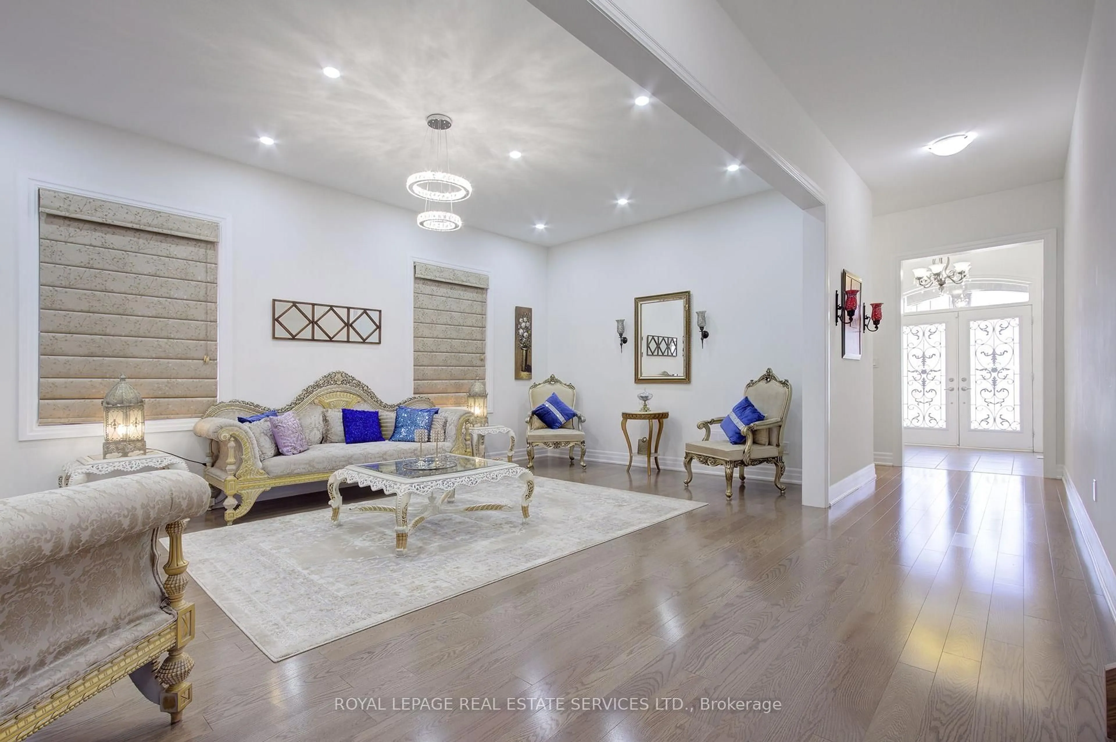 Living room with furniture, unknown for 48 Viva Gardens, Oakville Ontario L6H 0Z1