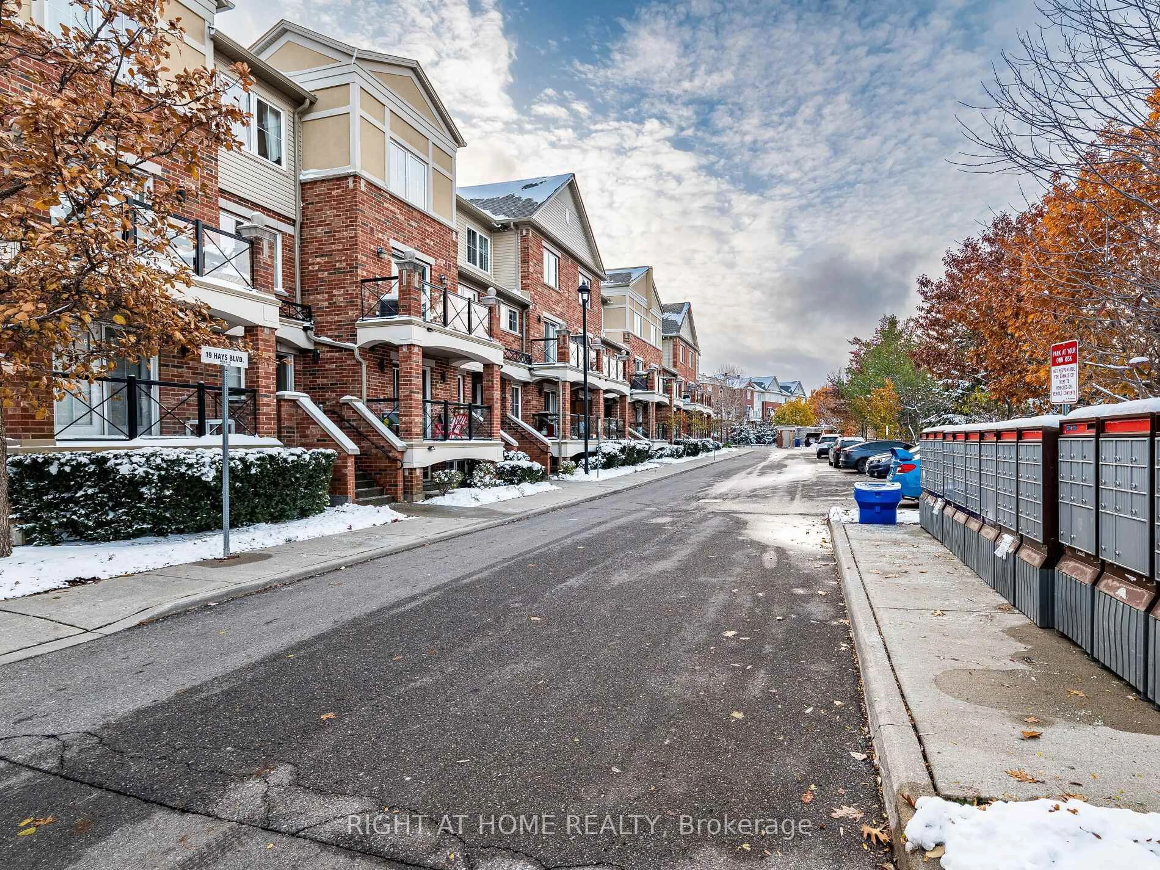 A pic from outside/outdoor area/front of a property/back of a property/a pic from drone, street for 19 Hays Blvd #9, Oakville Ontario L6H 0H8