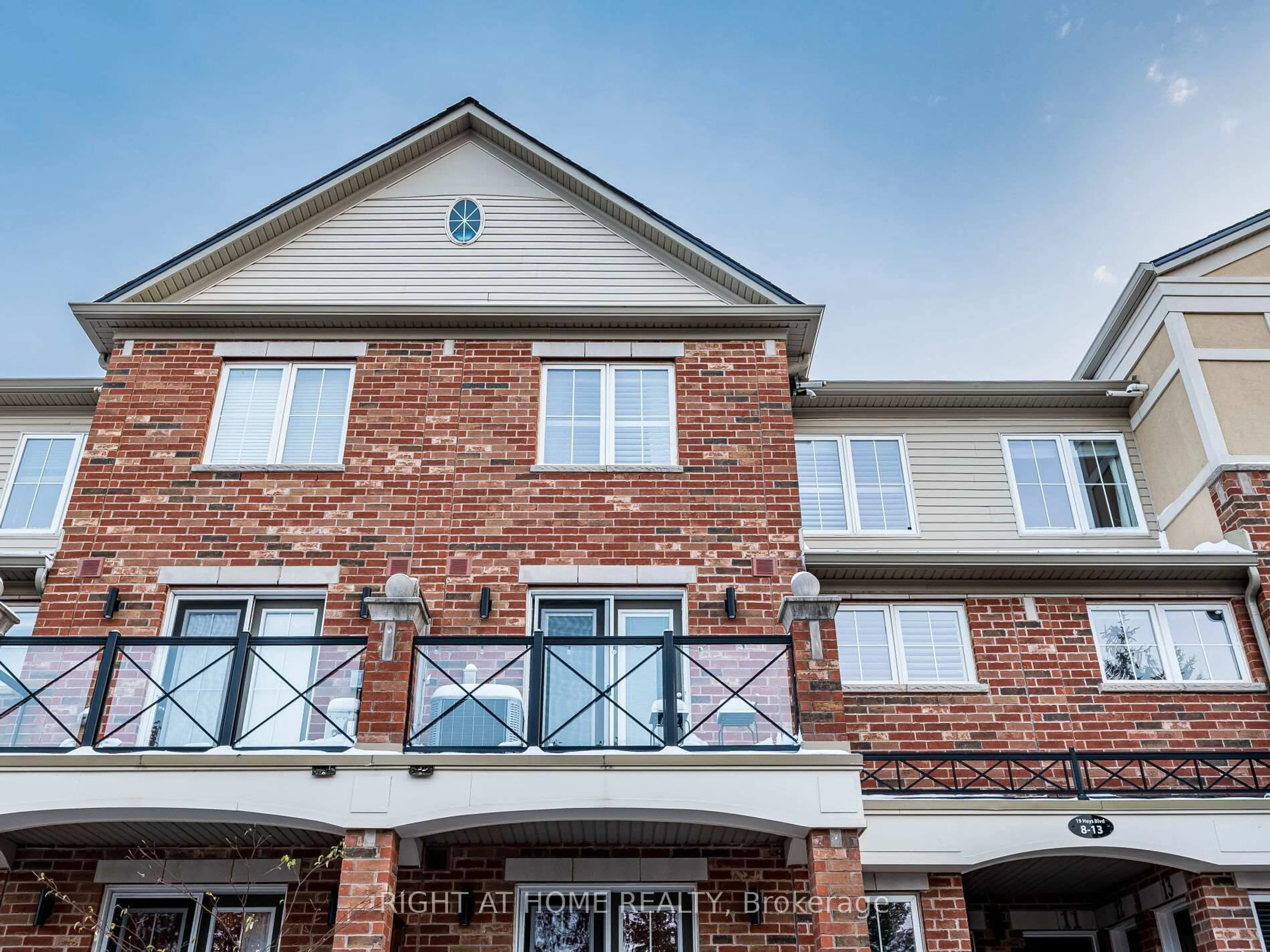 Home with brick exterior material, building for 19 Hays Blvd #9, Oakville Ontario L6H 0H8