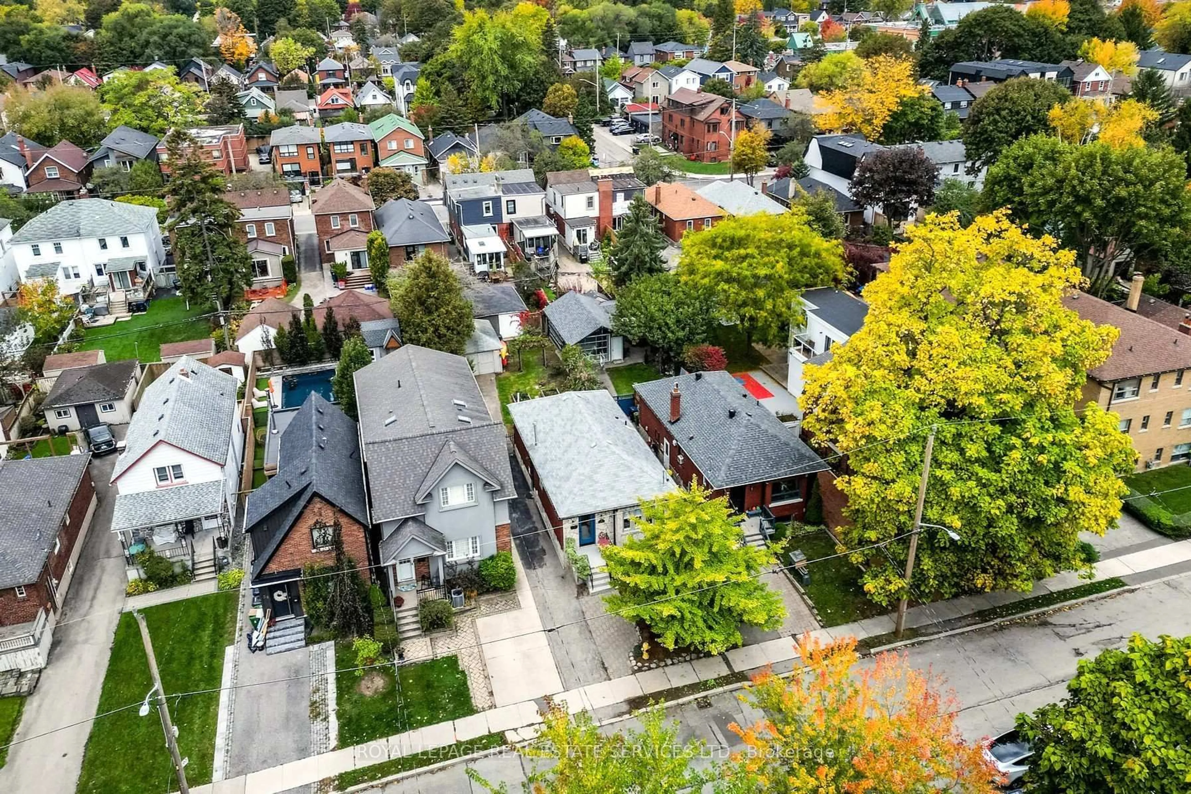A pic from outside/outdoor area/front of a property/back of a property/a pic from drone, street for 44 Fourth St, Toronto Ontario M8V 2Y3