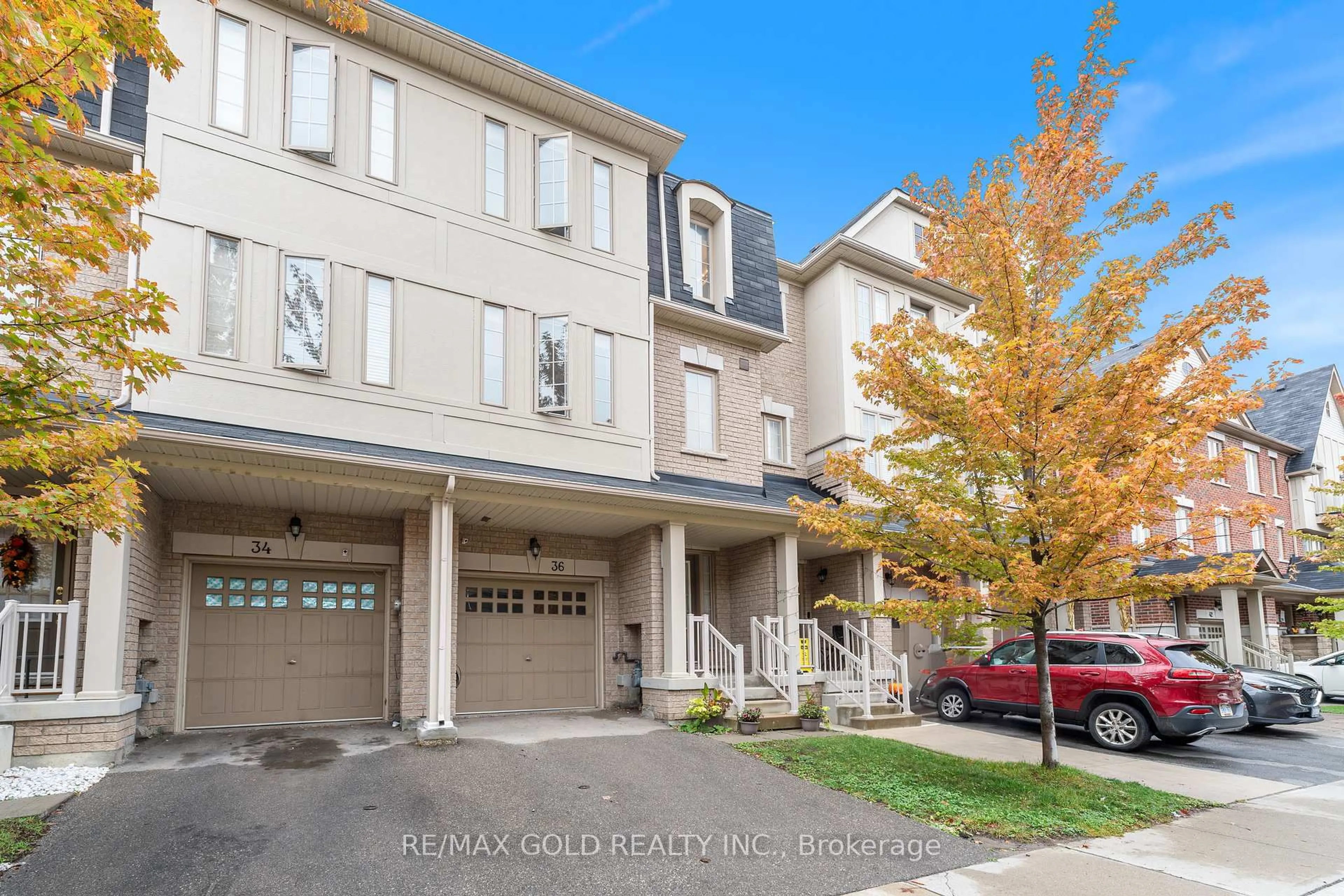 A pic from outside/outdoor area/front of a property/back of a property/a pic from drone, street for 36 Kayak Hts, Brampton Ontario L6Z 0B4