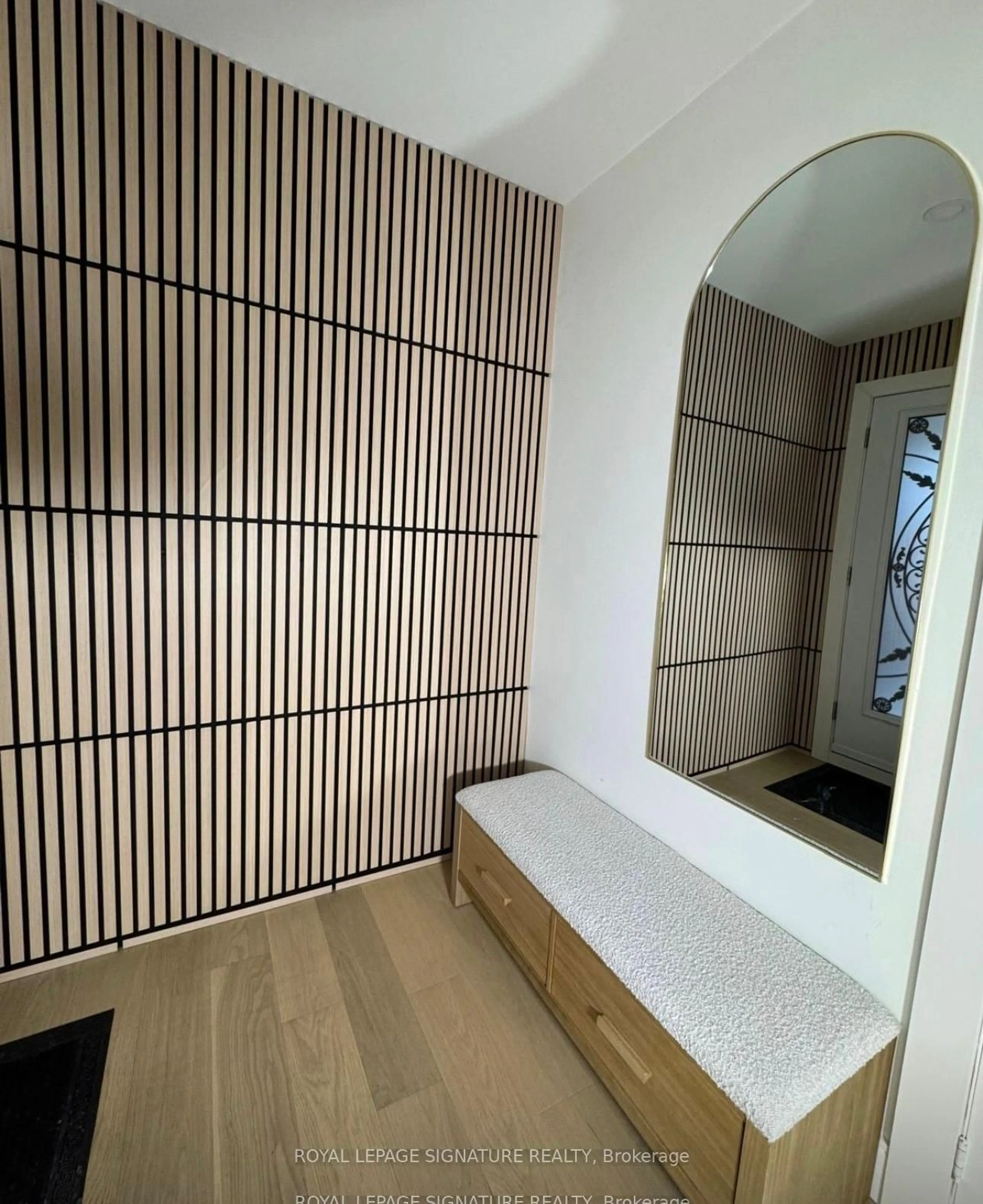 Indoor foyer for 445 Malaga Rd, Mississauga Ontario L5B 3V8