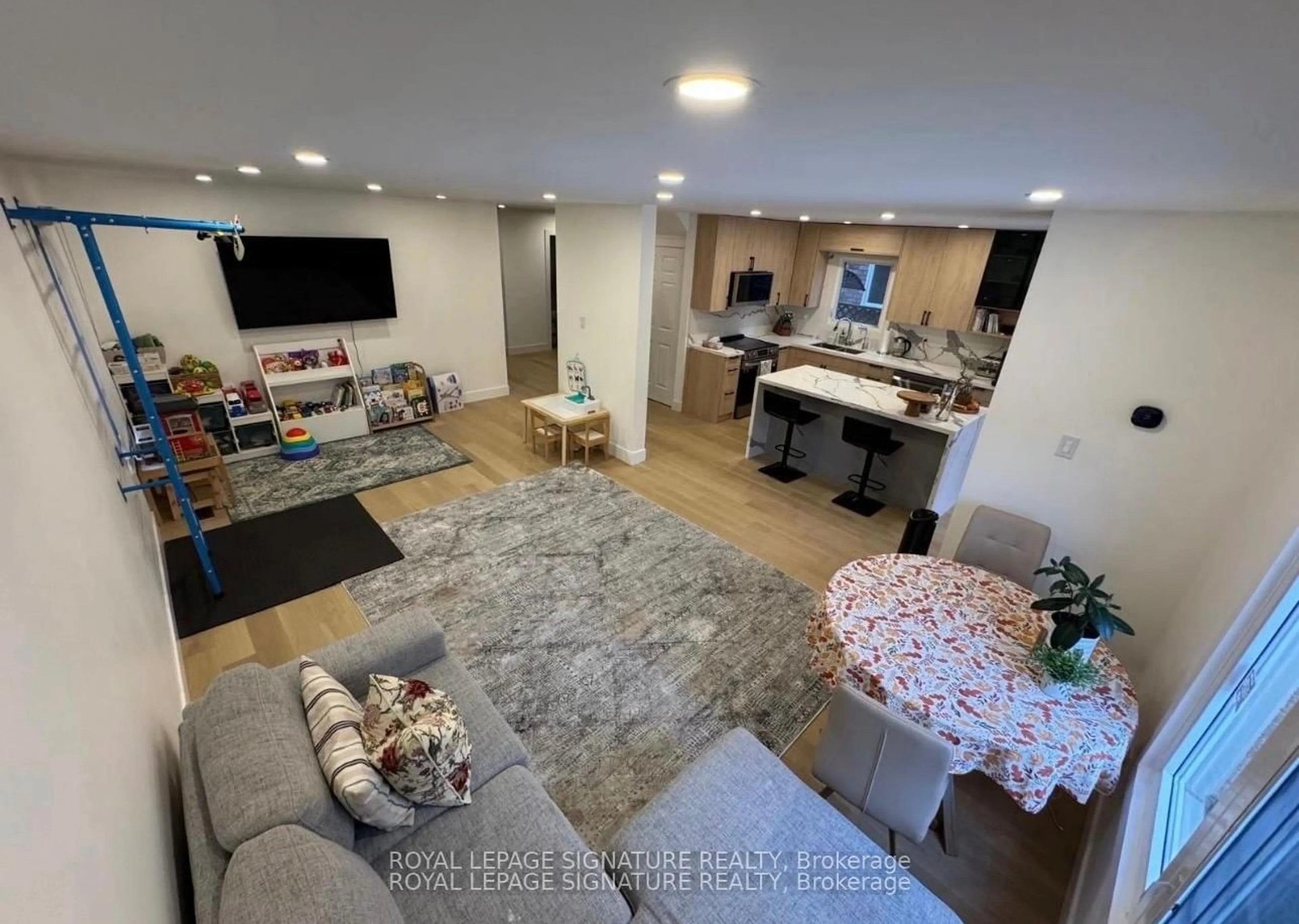 Living room with furniture, unknown for 445 Malaga Rd, Mississauga Ontario L5B 3V8