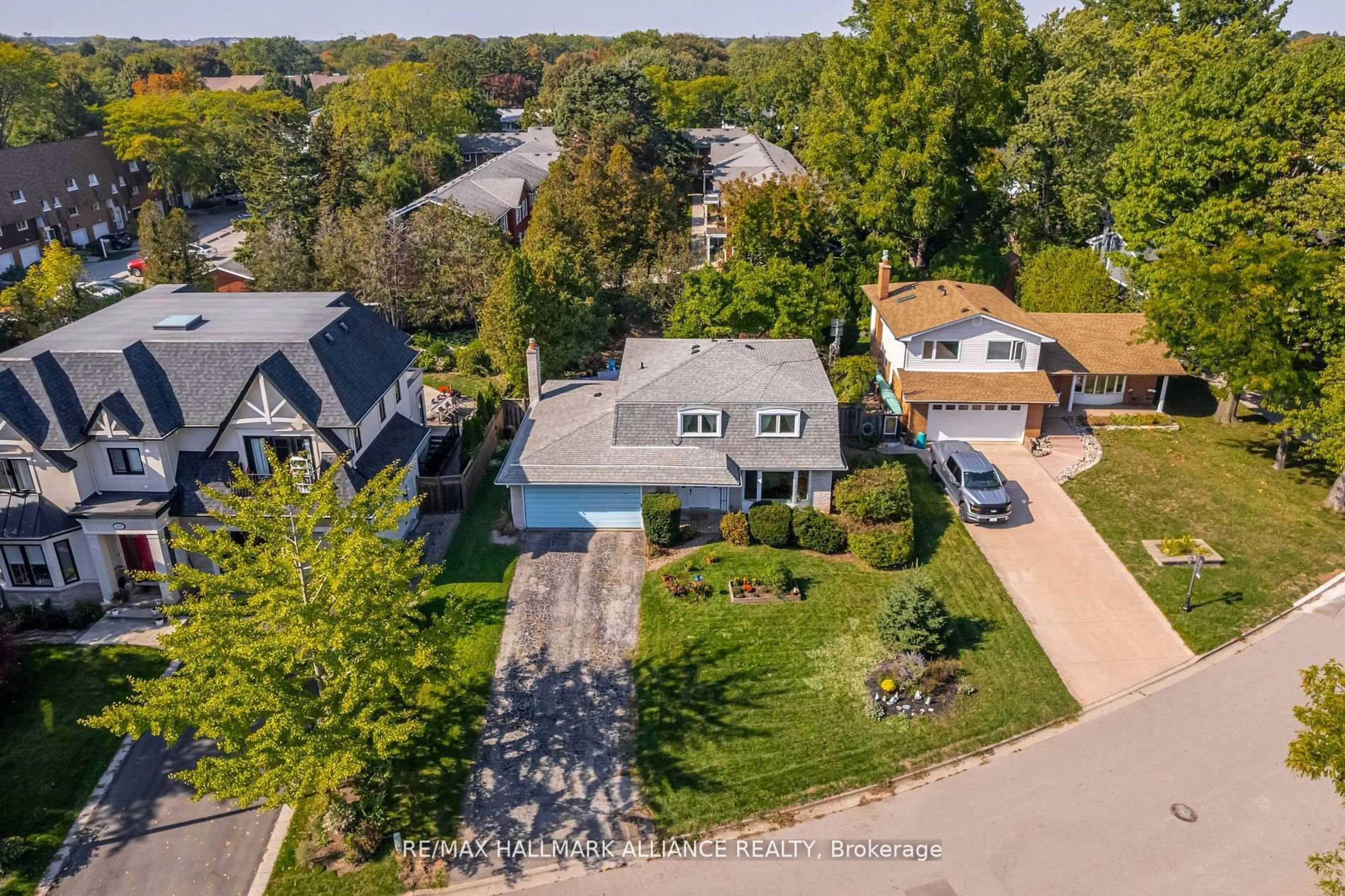 A pic from outside/outdoor area/front of a property/back of a property/a pic from drone, street for 2033 Water's Edge Dr, Oakville Ontario L6L 1A3
