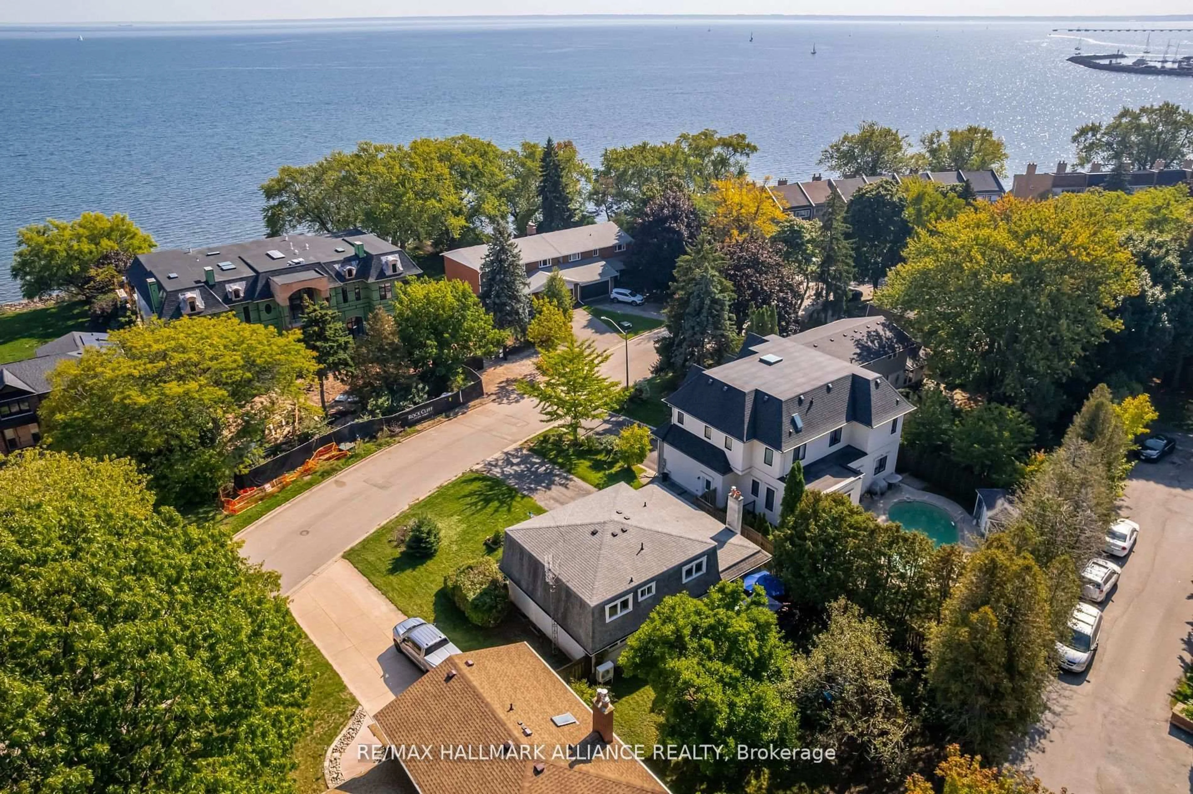 A pic from outside/outdoor area/front of a property/back of a property/a pic from drone, water/lake/river/ocean view for 2033 Water's Edge Dr, Oakville Ontario L6L 1A3