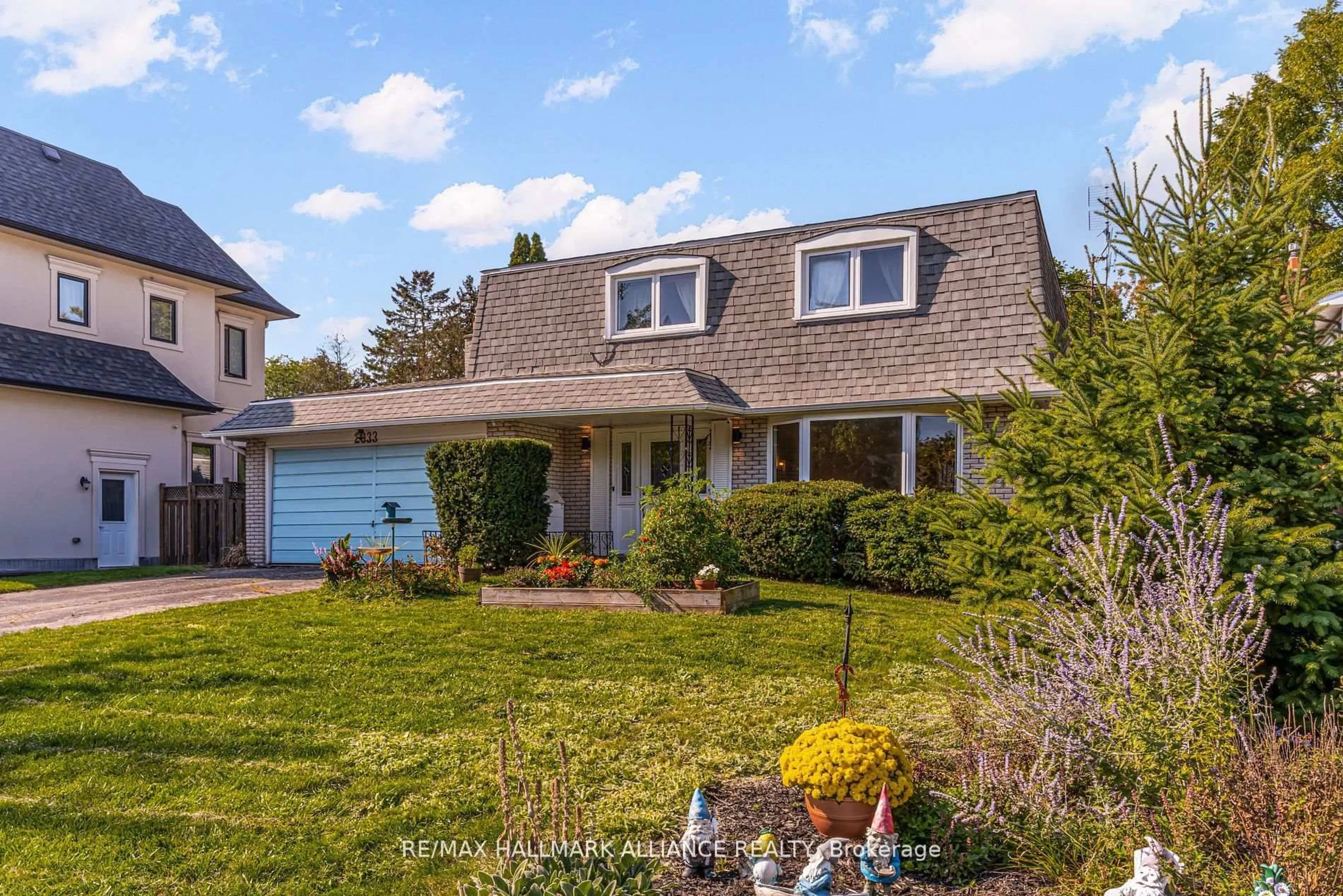 Home with vinyl exterior material, street for 2033 Water's Edge Dr, Oakville Ontario L6L 1A3