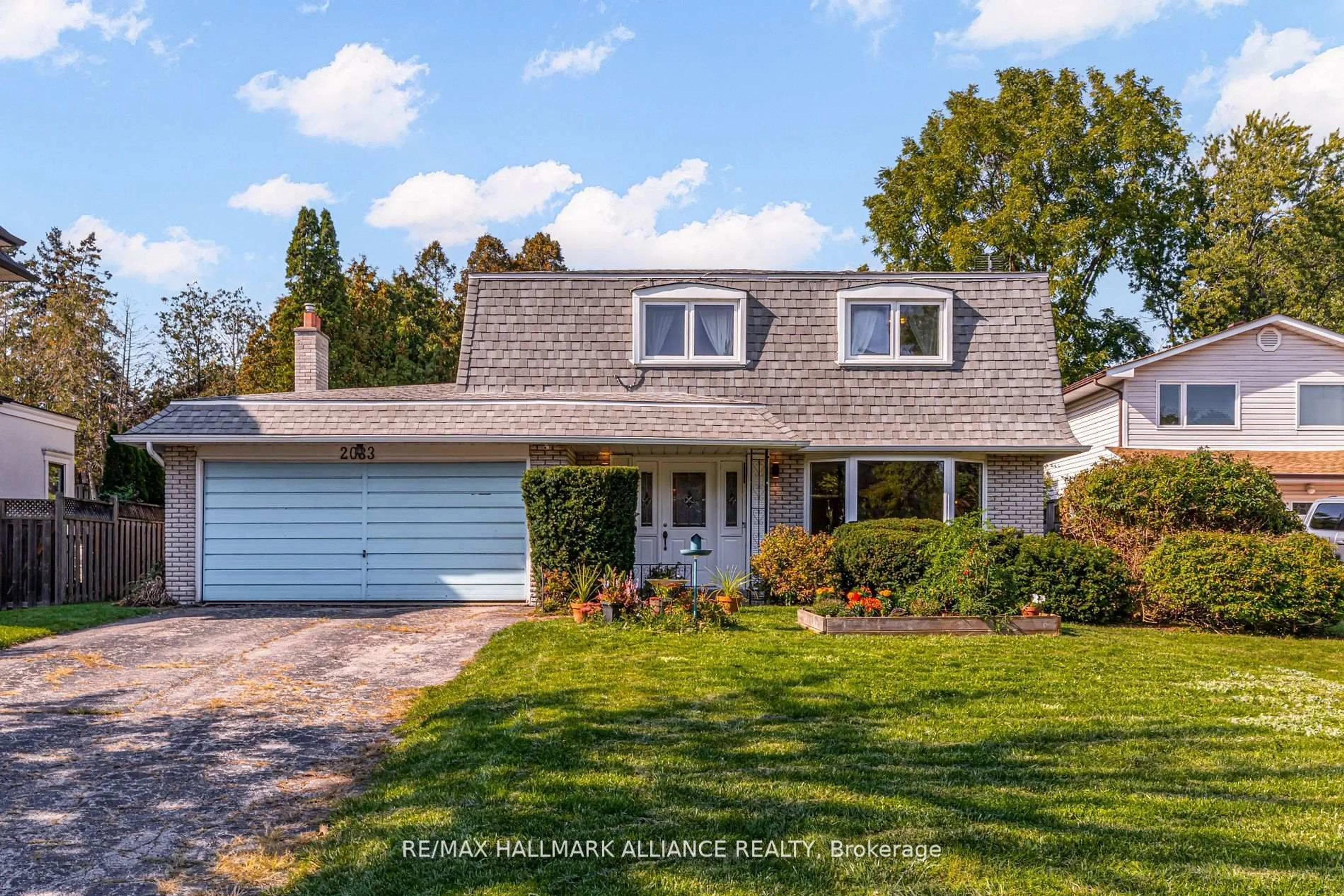 Home with vinyl exterior material, street for 2033 Water's Edge Dr, Oakville Ontario L6L 1A3