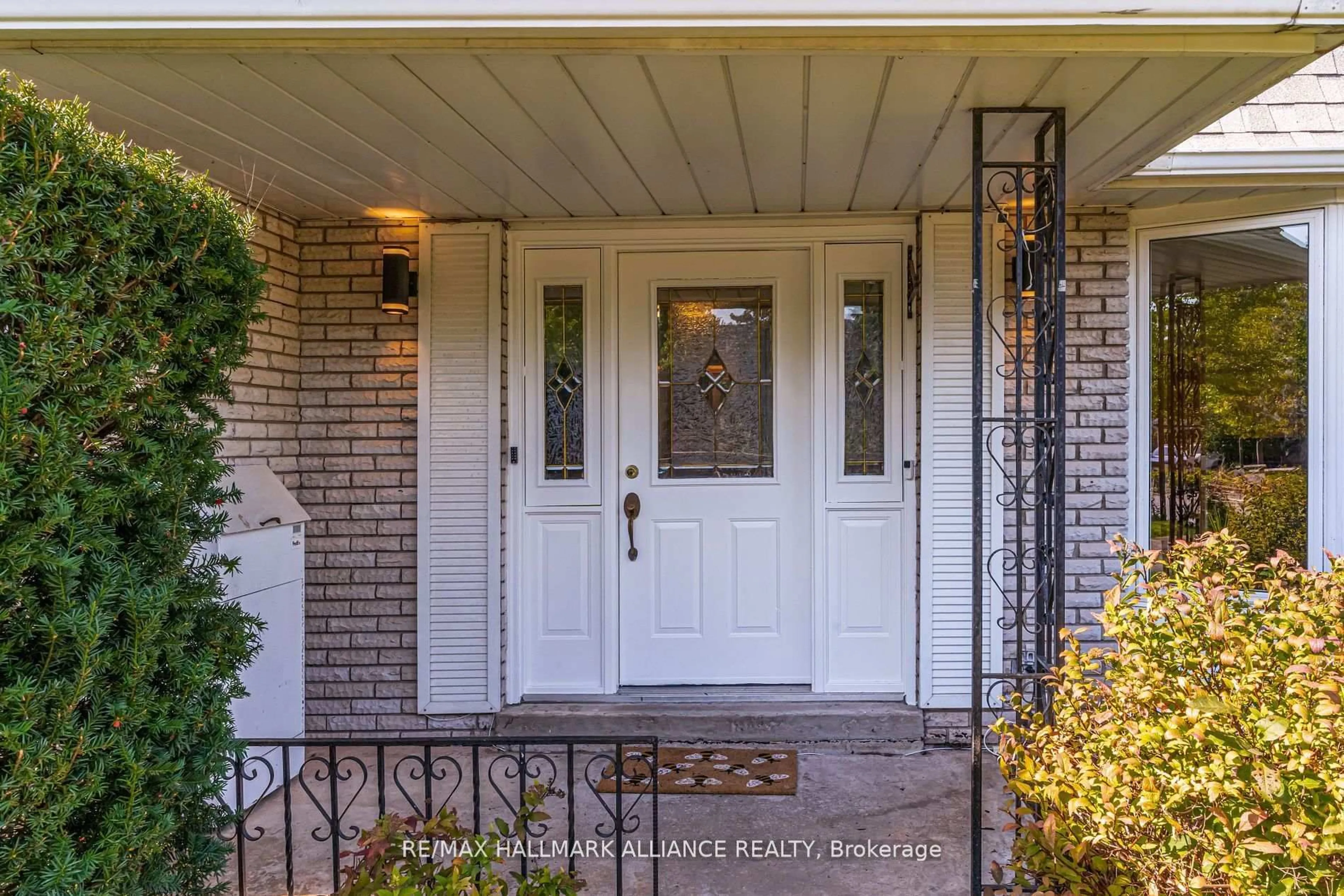 Indoor entryway for 2033 Water's Edge Dr, Oakville Ontario L6L 1A3