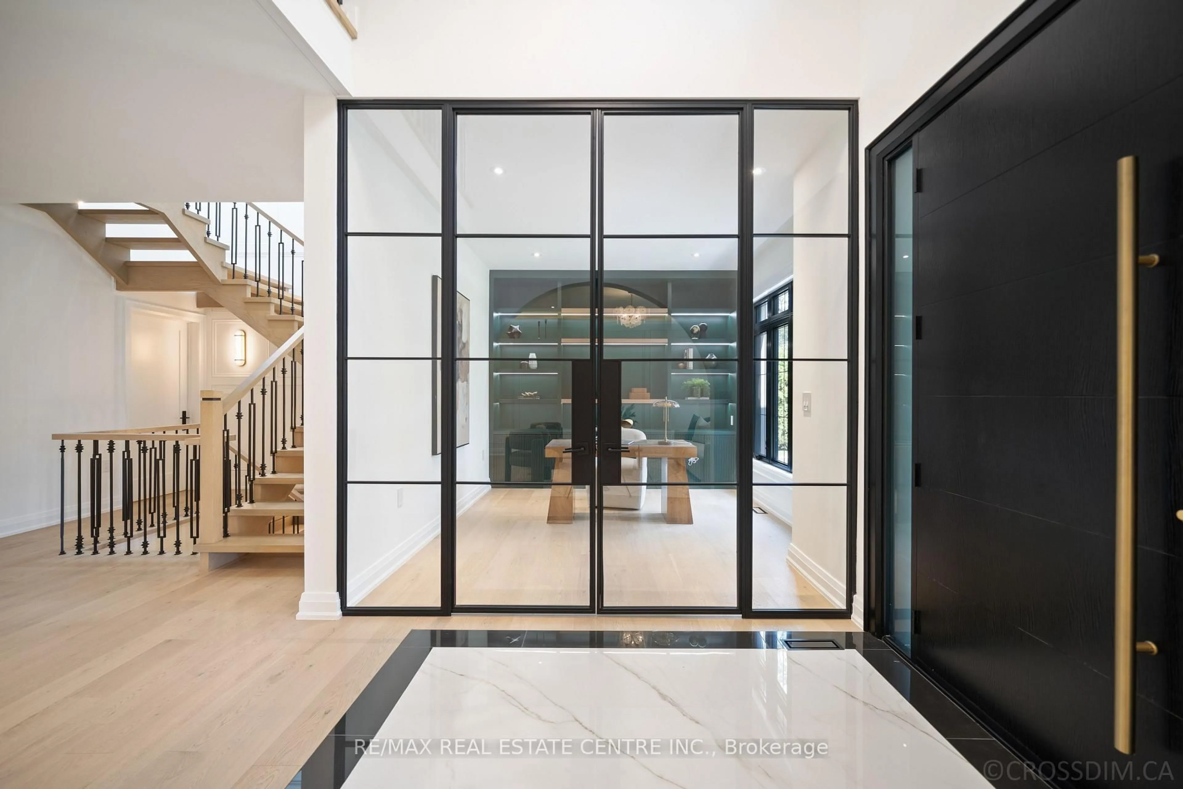 Indoor foyer for 1065 Rebecca St, Oakville Ontario L6L 1Y6