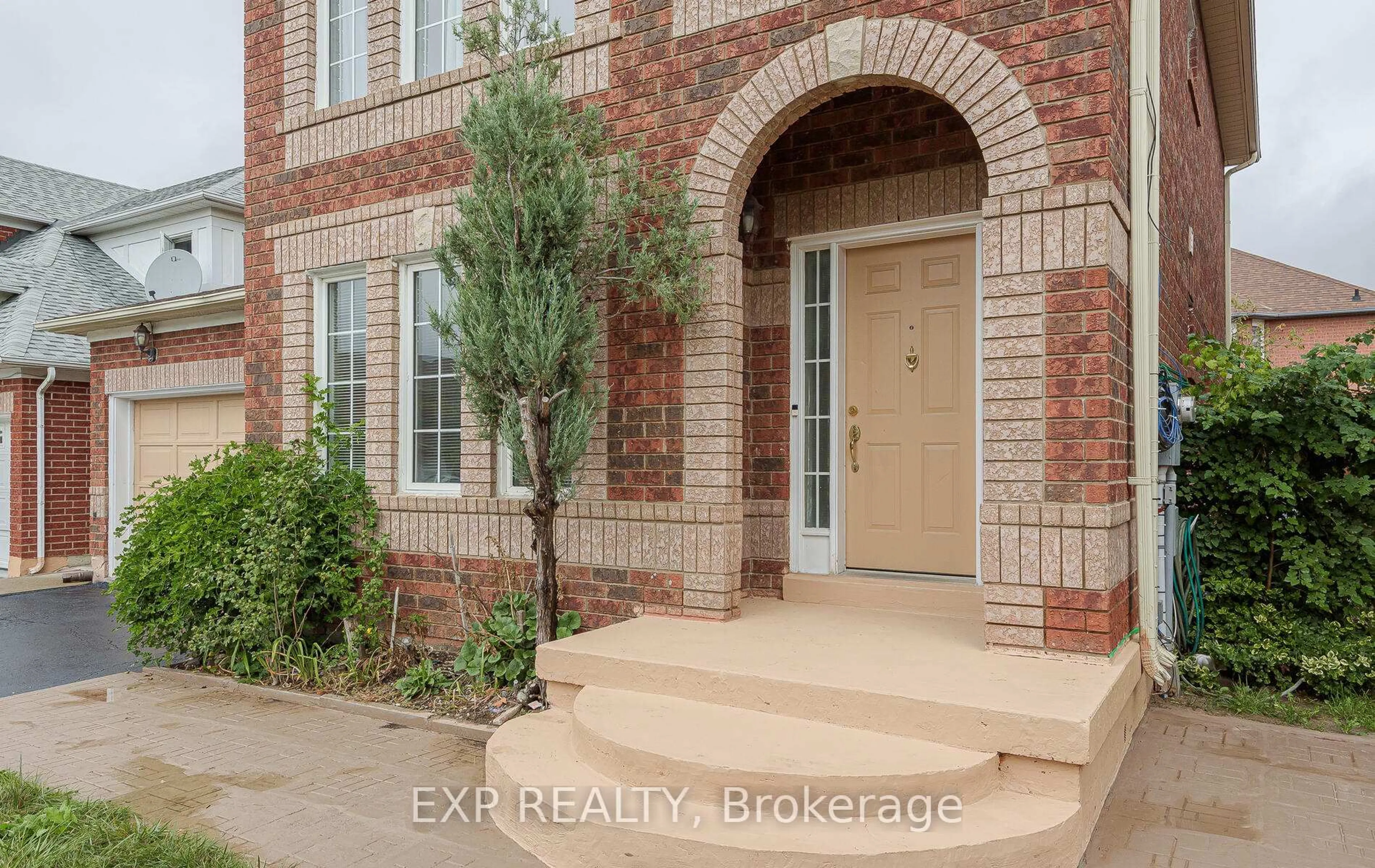 Home with brick exterior material, street for 15 Meadow Glade Rd, Brampton Ontario L6R 1Z7