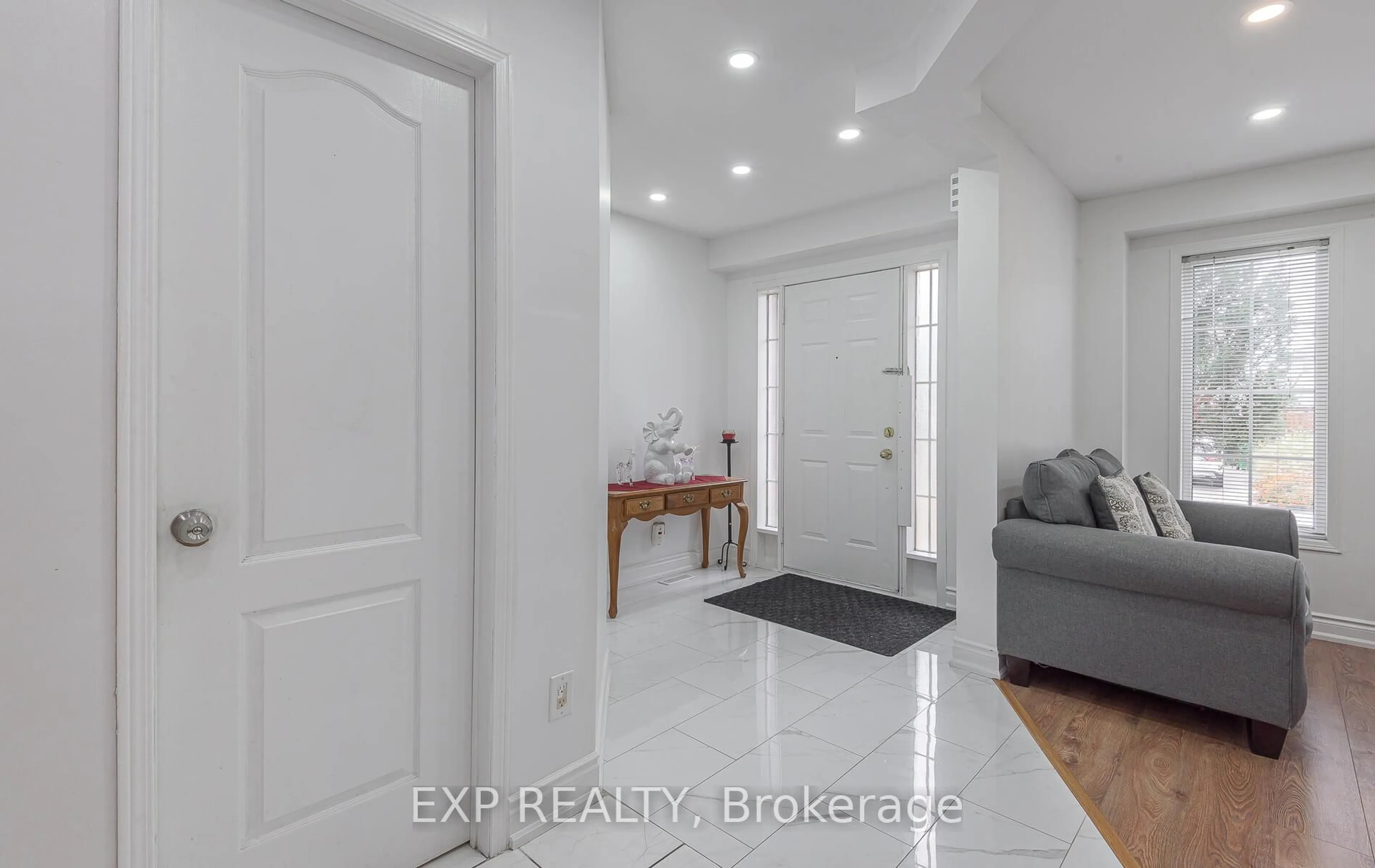 Indoor entryway for 15 Meadow Glade Rd, Brampton Ontario L6R 1Z7