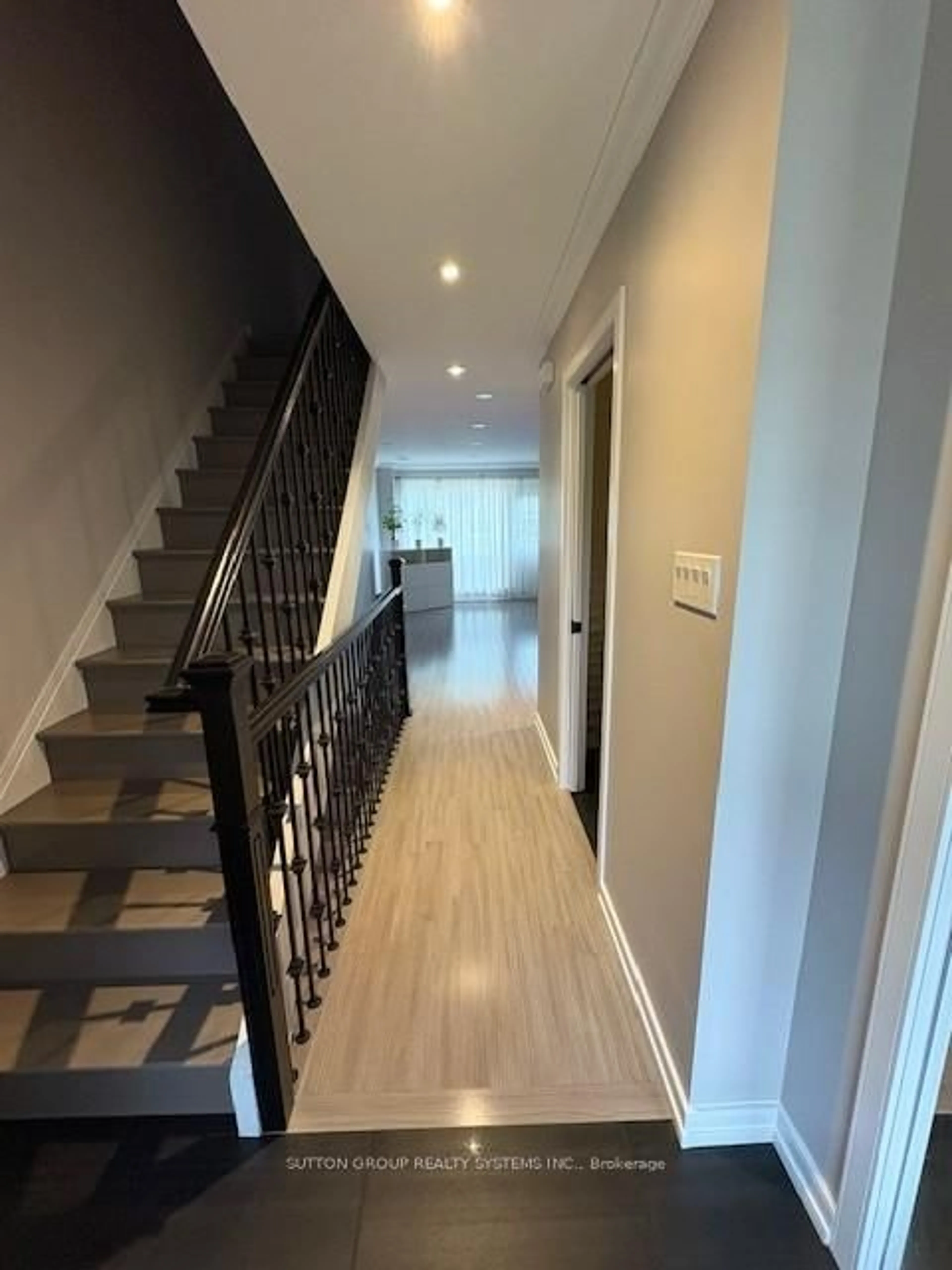 Indoor foyer for 215 Mississauga Valley Blvd #68, Mississauga Ontario L5A 1Y7