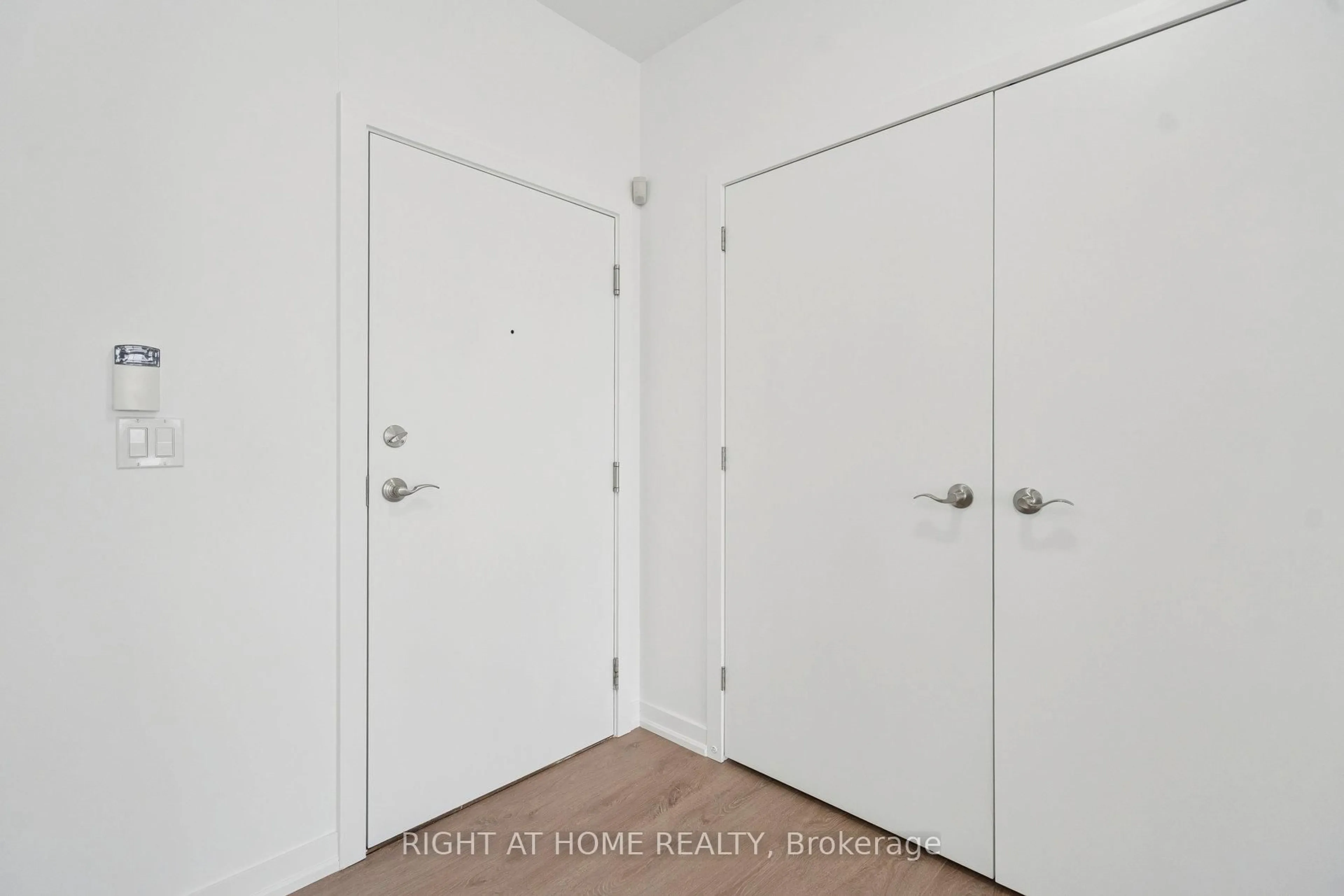 Indoor entryway for 551 Maple Ave #1002, Burlington Ontario L7S 1M7