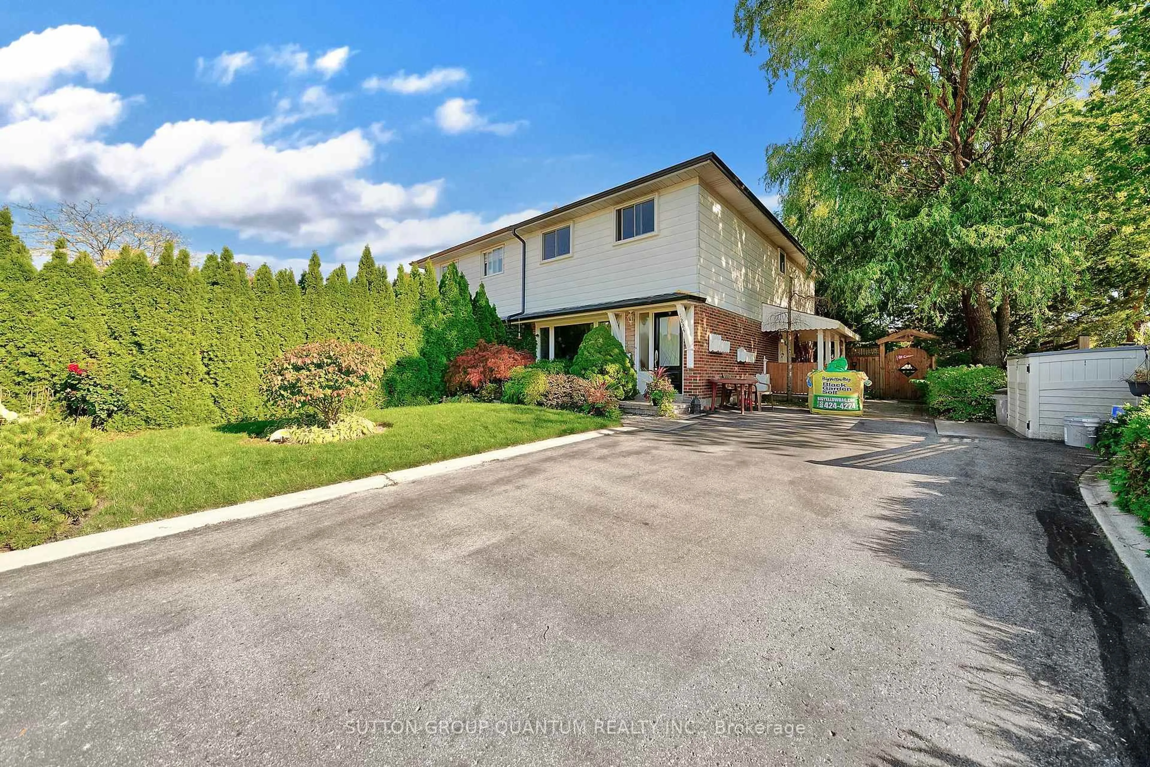 A pic from outside/outdoor area/front of a property/back of a property/a pic from drone, street for 1224 Fairdale Dr, Mississauga Ontario L5C 1K4