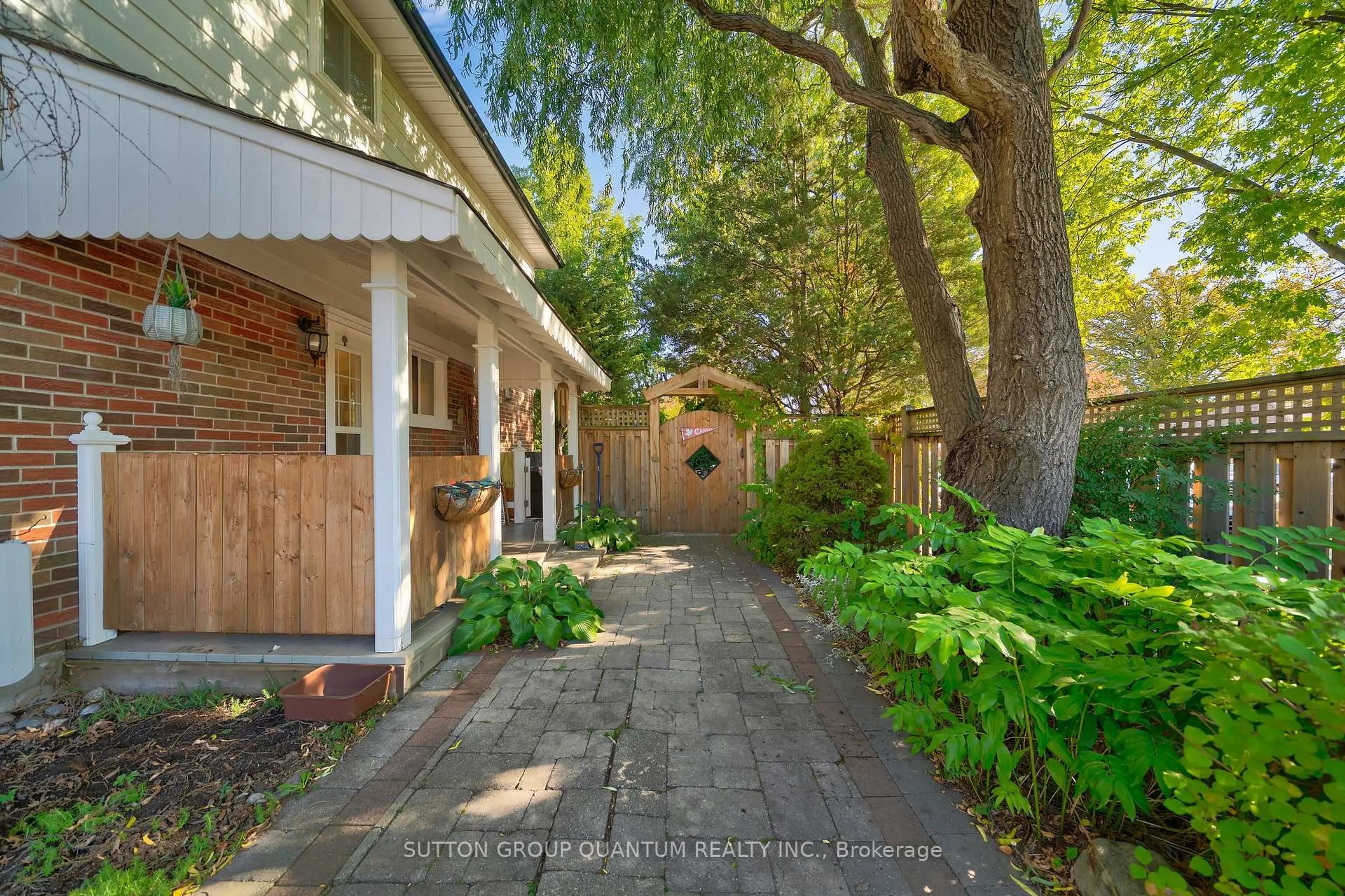 Patio, street for 1224 Fairdale Dr, Mississauga Ontario L5C 1K4