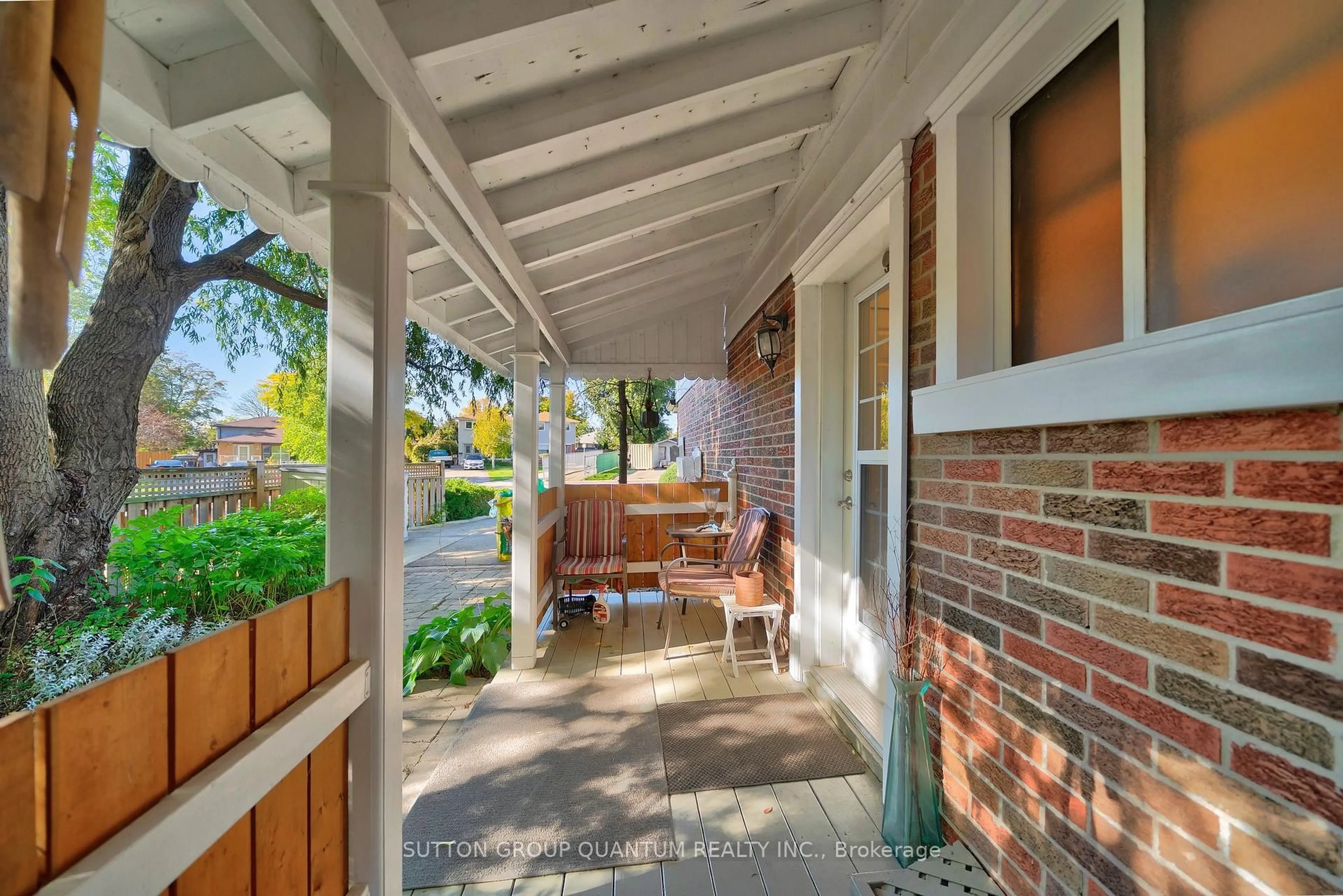 Patio, street for 1224 Fairdale Dr, Mississauga Ontario L5C 1K4