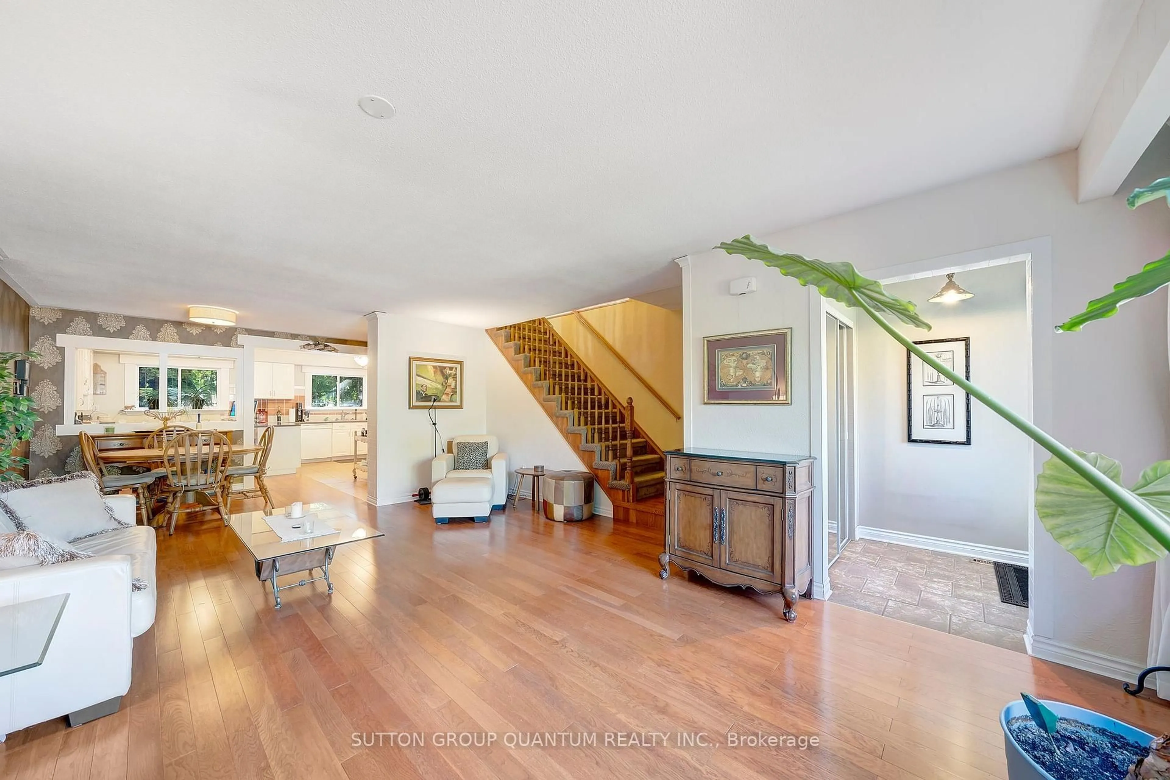 Indoor foyer for 1224 Fairdale Dr, Mississauga Ontario L5C 1K4