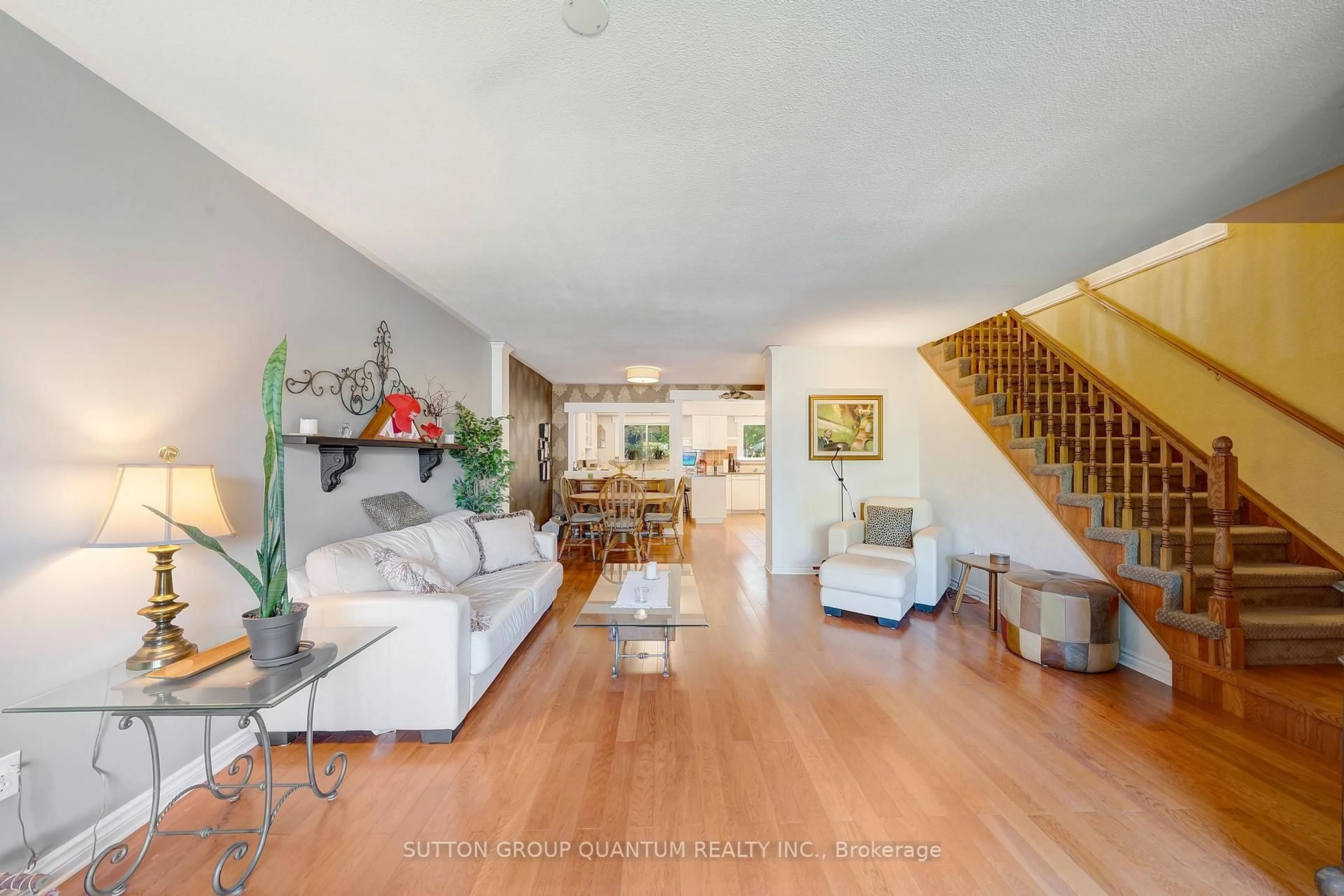 Living room with furniture, unknown for 1224 Fairdale Dr, Mississauga Ontario L5C 1K4