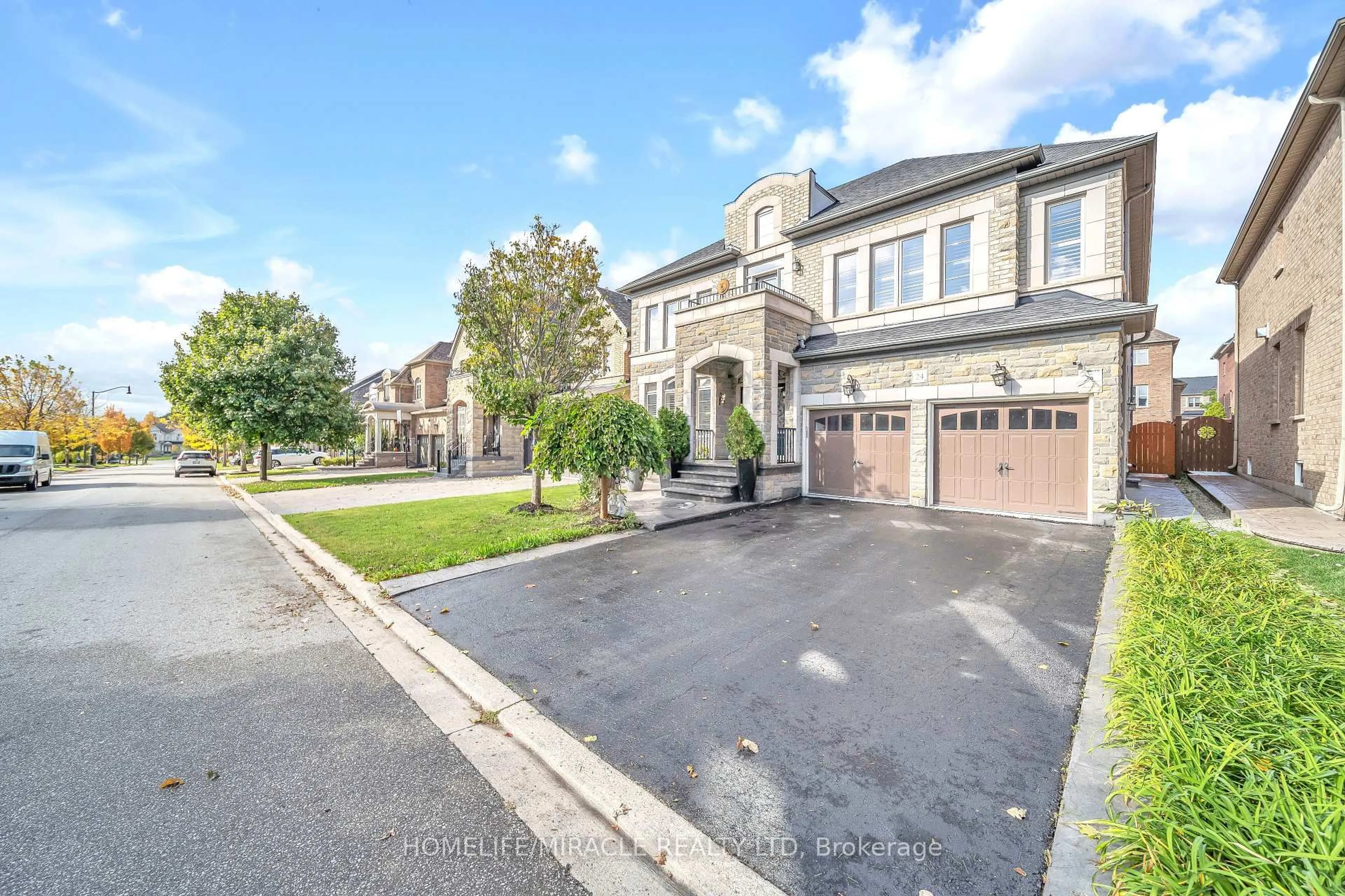 A pic from outside/outdoor area/front of a property/back of a property/a pic from drone, street for 24 Haywood Dr, Brampton Ontario L6X 0W1
