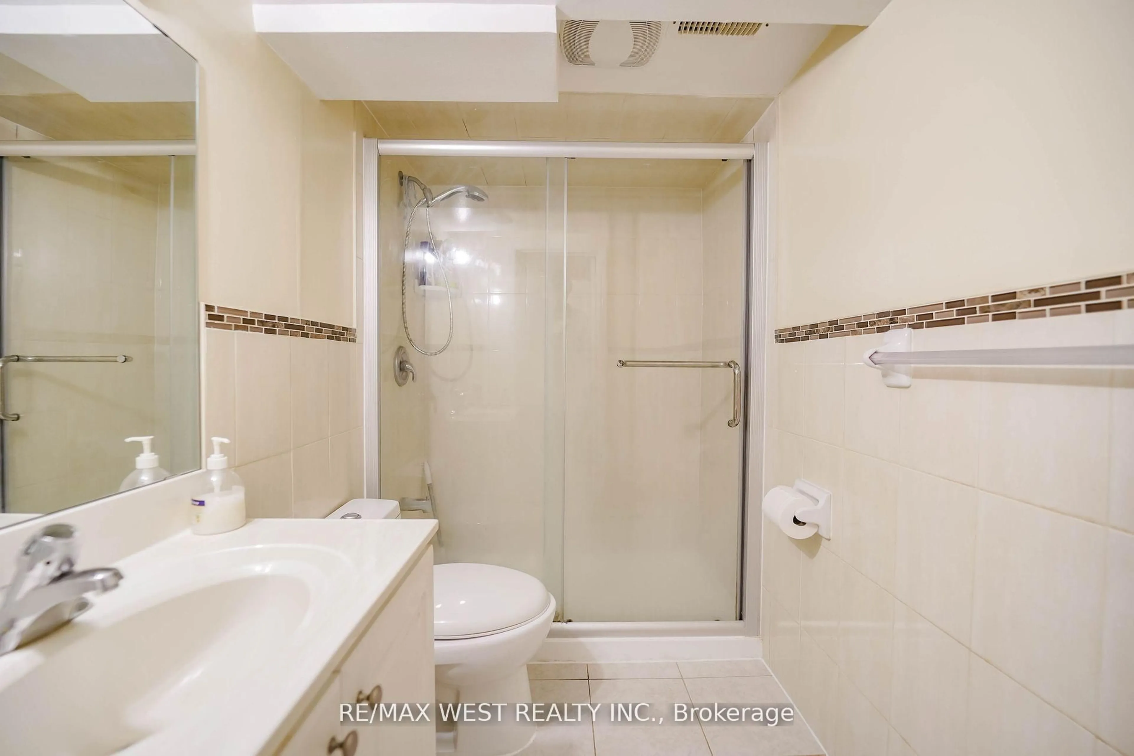 Standard bathroom, ceramic/tile floor for 139 Shoreham Dr, Toronto Ontario M3N 1S8