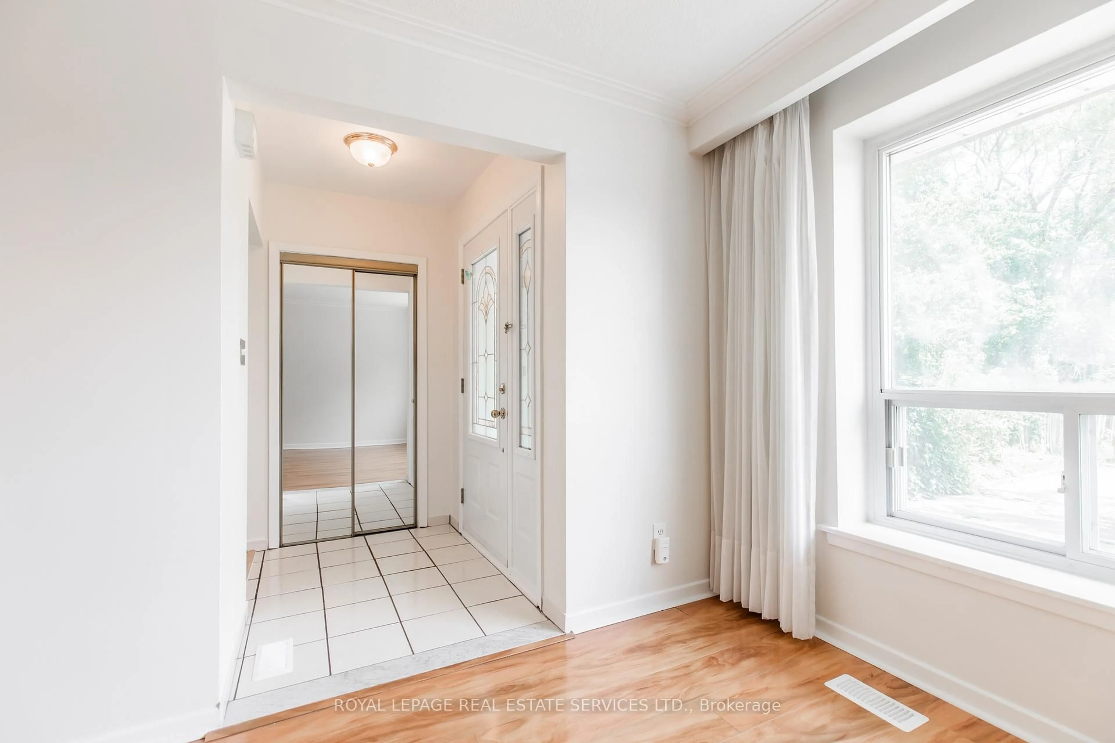 Indoor entryway for 75 Upwood Ave, Toronto Ontario M6L 3A4