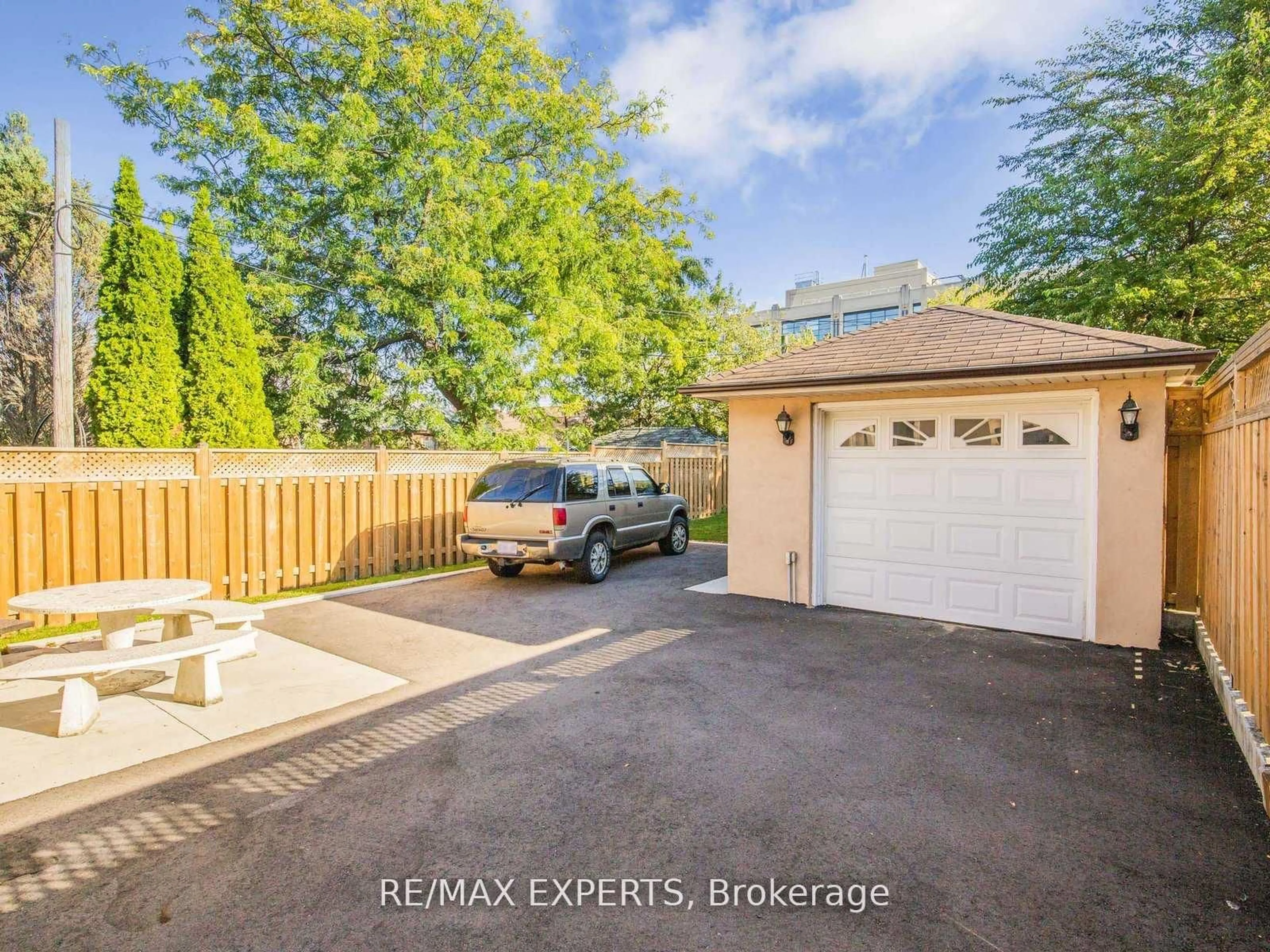 Indoor garage for 1001 Castlefield Ave, Toronto Ontario M6B 1E4