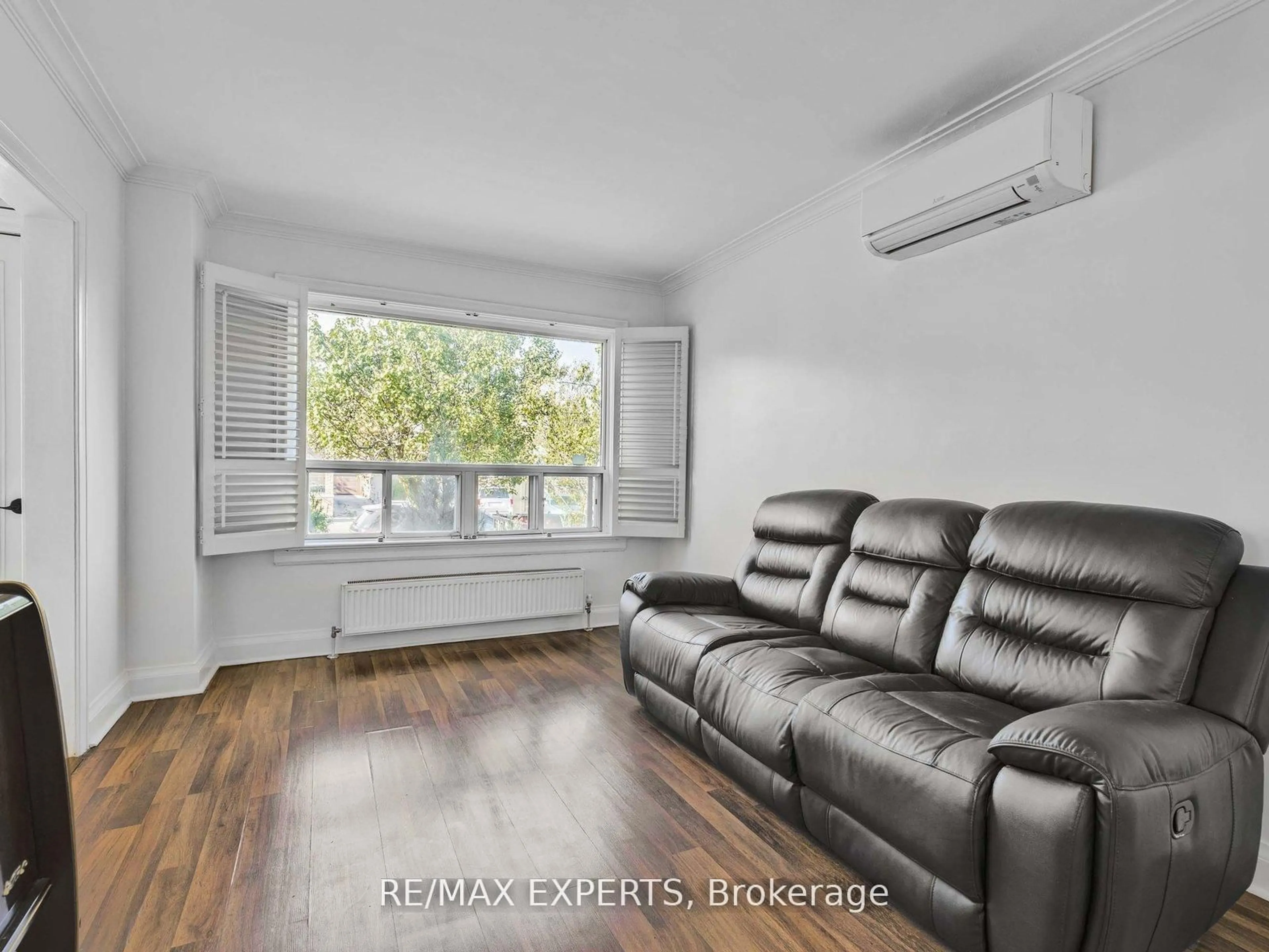 Living room with furniture, unknown for 1001 Castlefield Ave, Toronto Ontario M6B 1E4