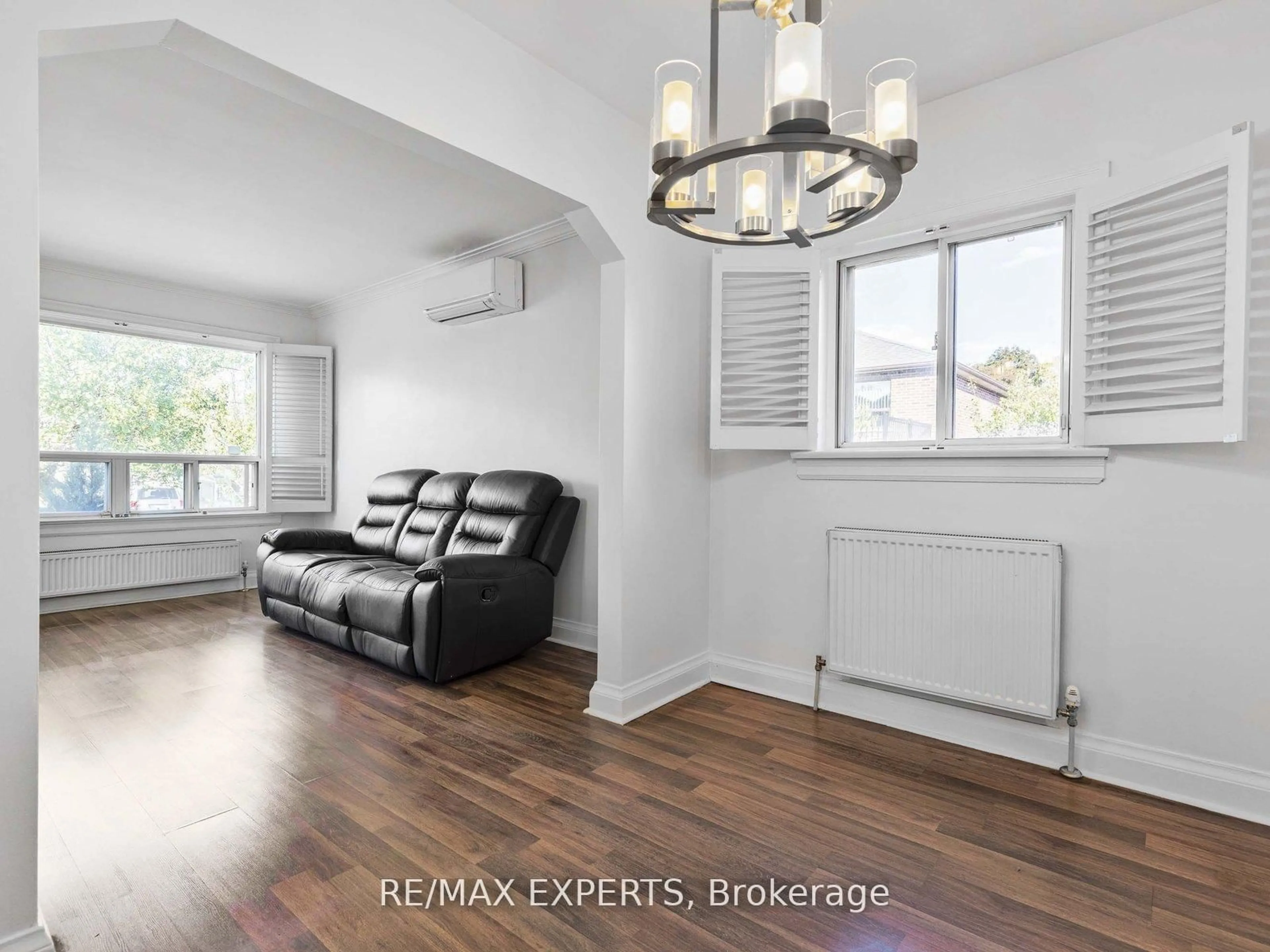 Living room with furniture, wood/laminate floor for 1001 Castlefield Ave, Toronto Ontario M6B 1E4