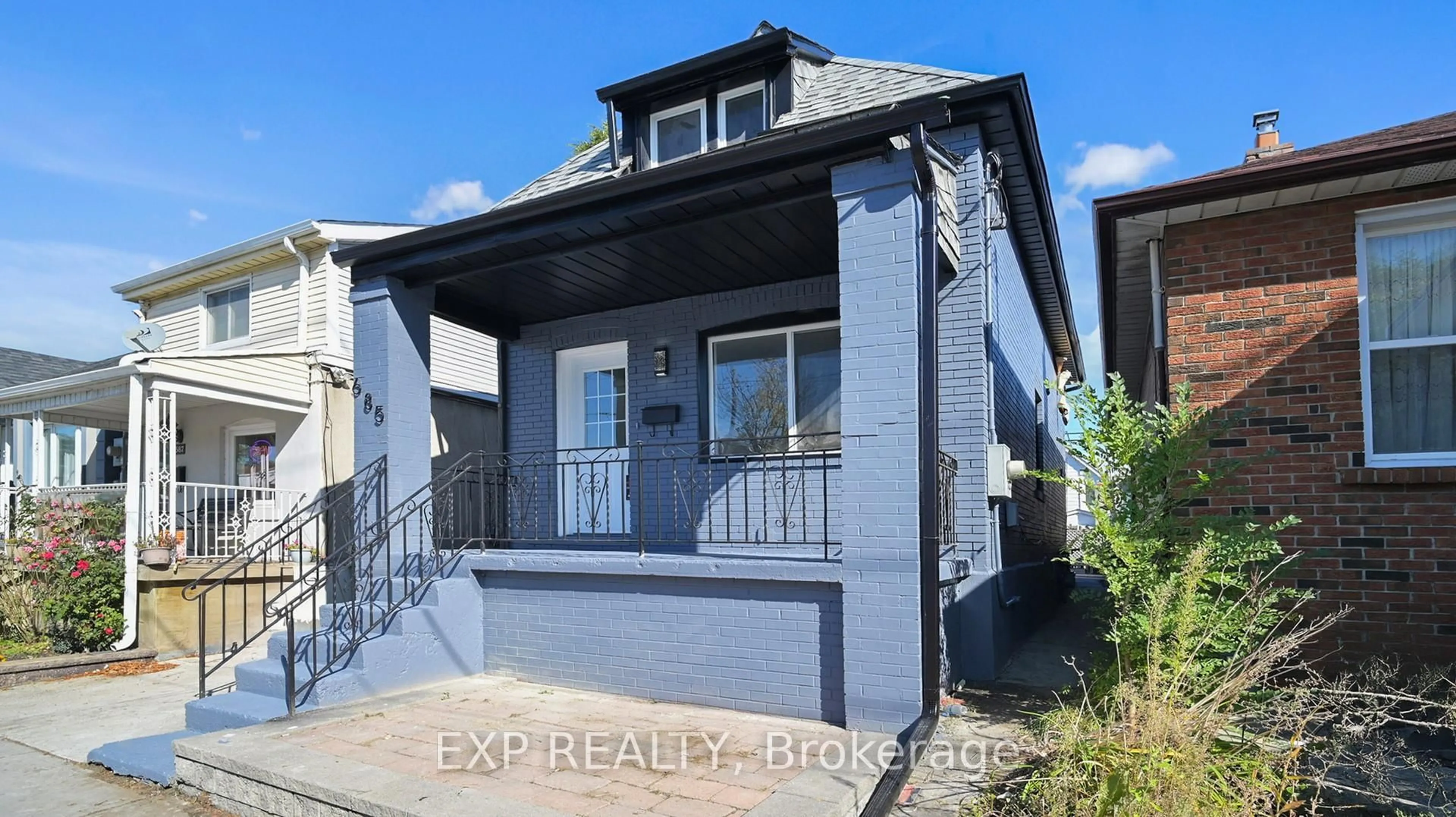 Home with vinyl exterior material, street for 685 Jane St, Toronto Ontario M6N 4A6