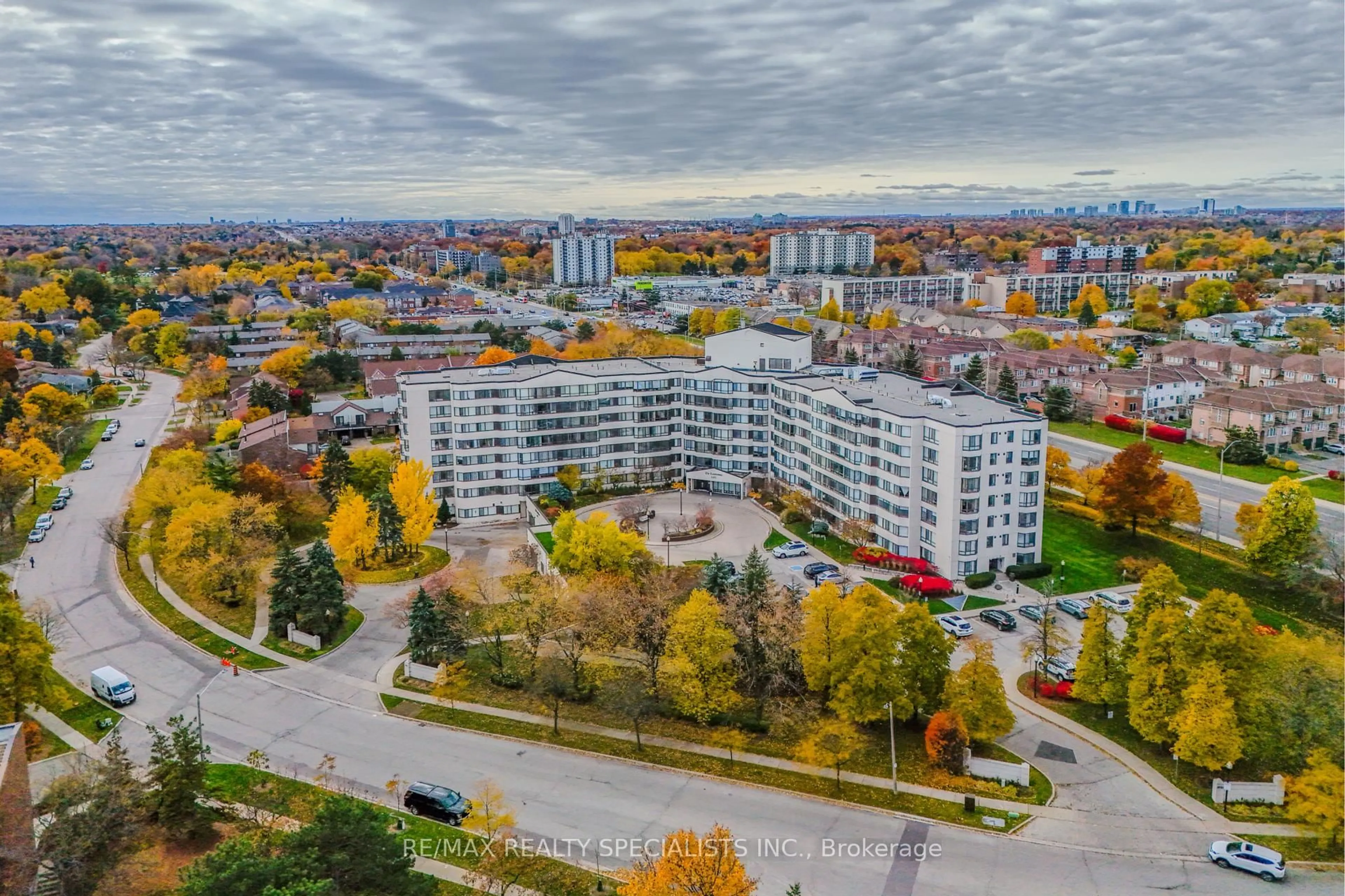 A pic from outside/outdoor area/front of a property/back of a property/a pic from drone, city buildings view from balcony for 1001 Cedarglen Gate #619, Mississauga Ontario L5C 4R2
