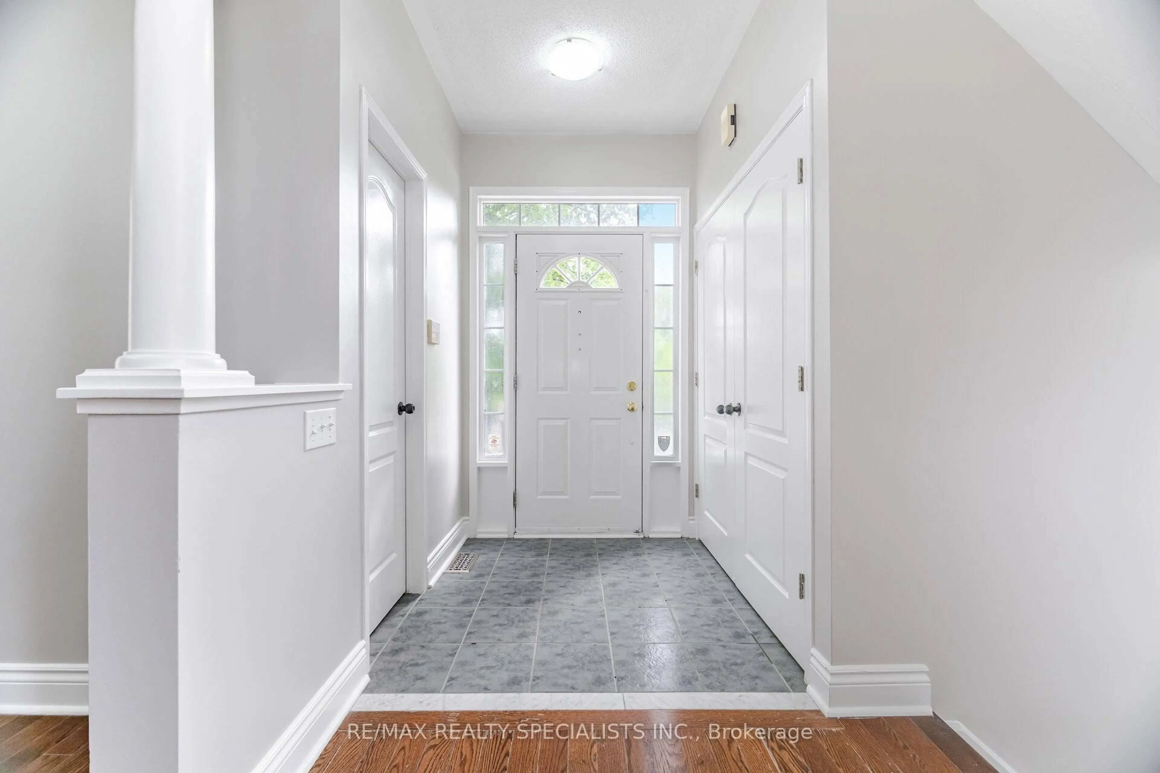 Indoor entryway for 2676 Castle Hill Cres, Oakville Ontario L6H 6J1