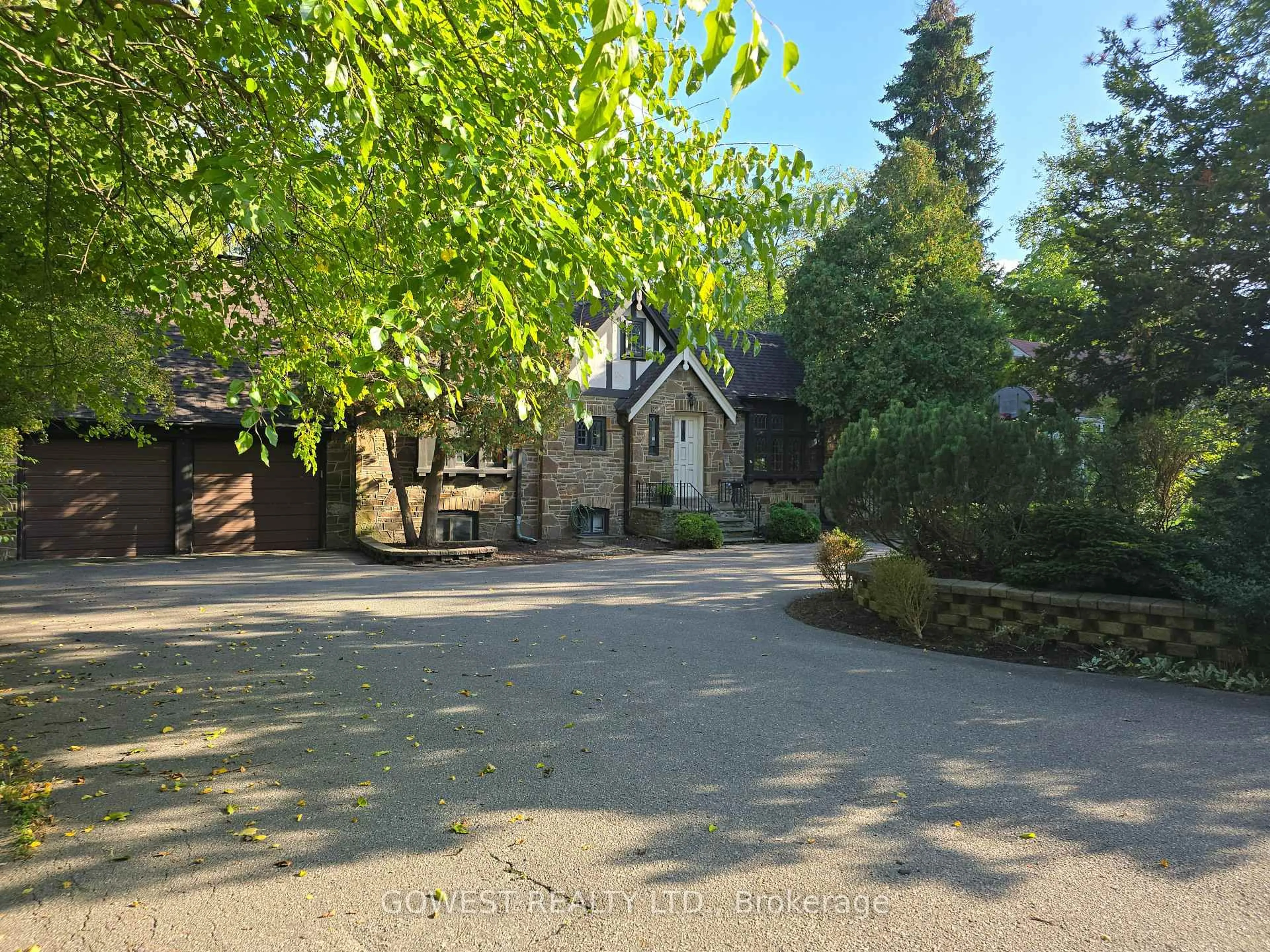 A pic from outside/outdoor area/front of a property/back of a property/a pic from drone, street for 62 Pinewood Tr, Mississauga Ontario L5G 2L1