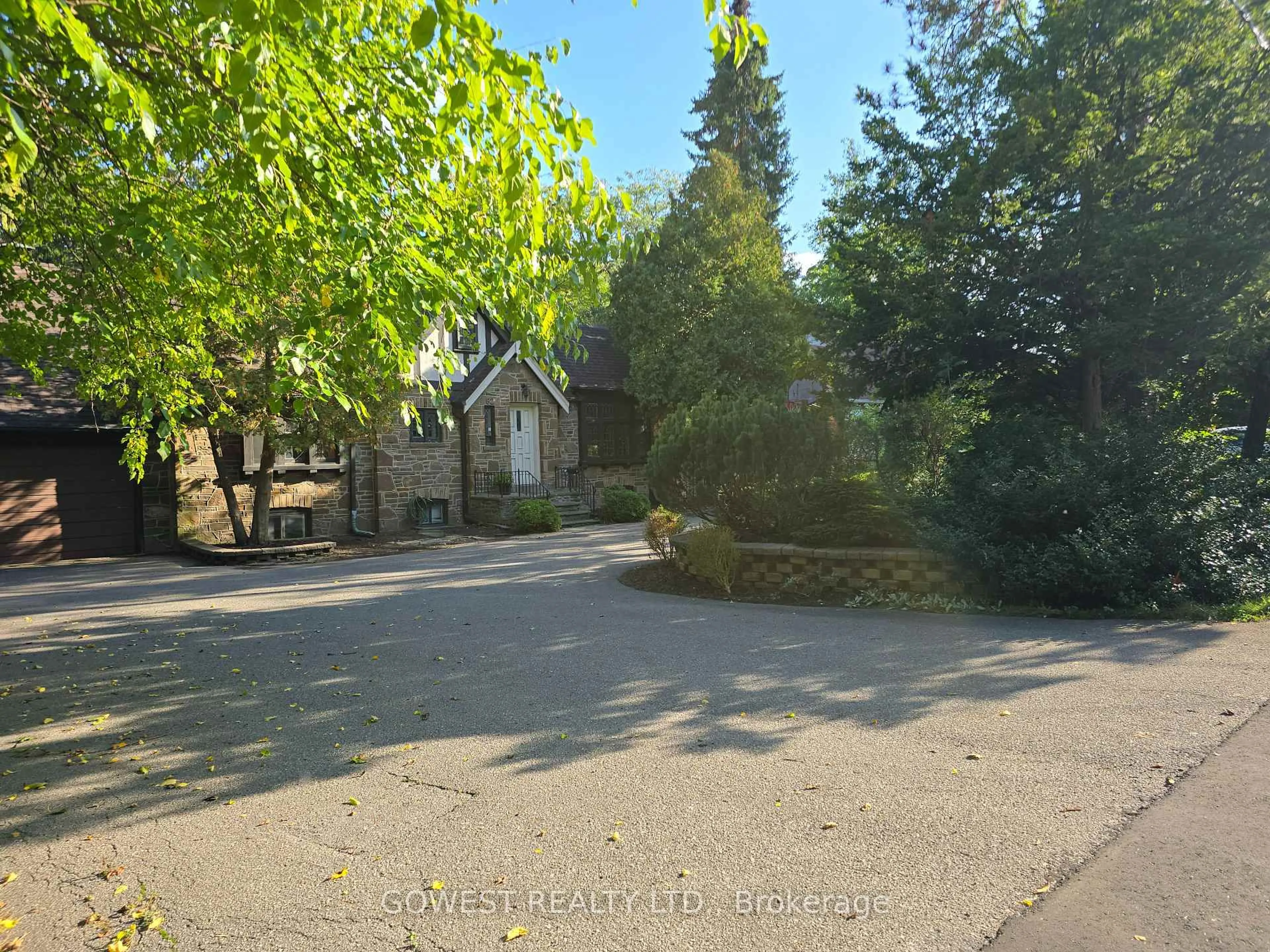 A pic from outside/outdoor area/front of a property/back of a property/a pic from drone, street for 62 Pinewood Tr, Mississauga Ontario L5G 2L1