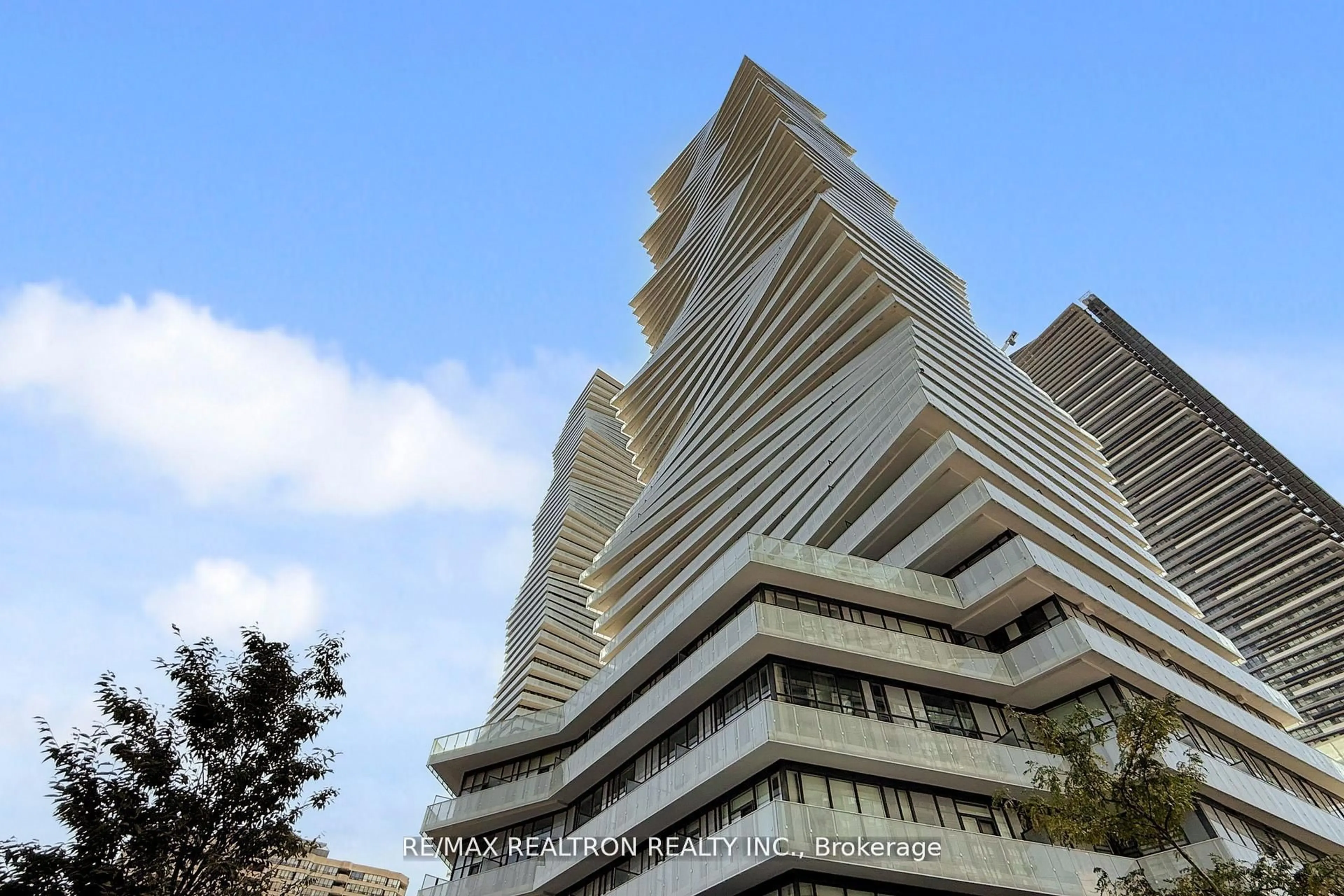 Indoor foyer for 3900 Confederation Pkwy #1510, Mississauga Ontario L5B 0M3