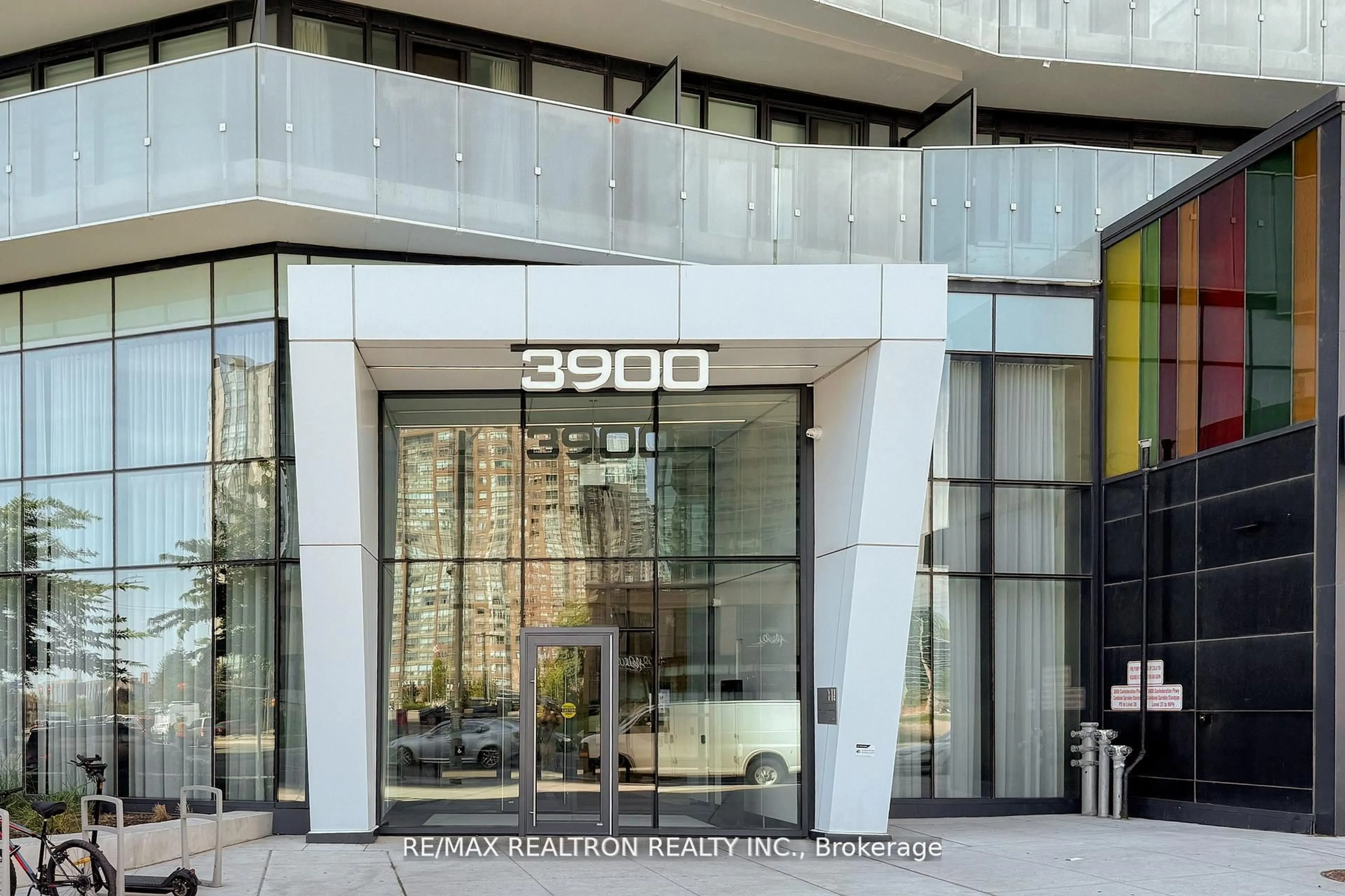 Indoor foyer for 3900 Confederation Pkwy #1510, Mississauga Ontario L5B 0M3