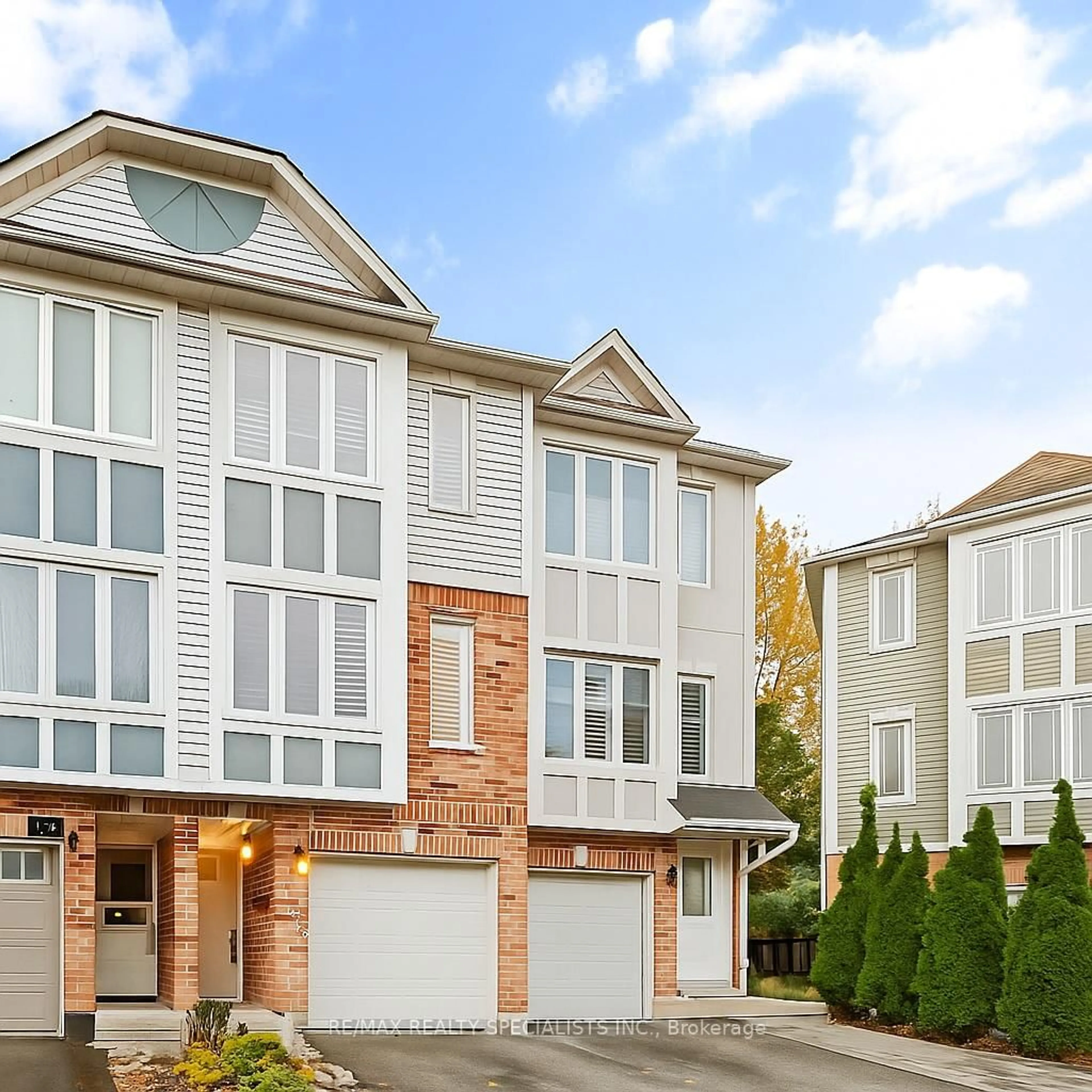 Home with vinyl exterior material, street for 1235 Woodhill Crt, Mississauga Ontario L5E 3H1