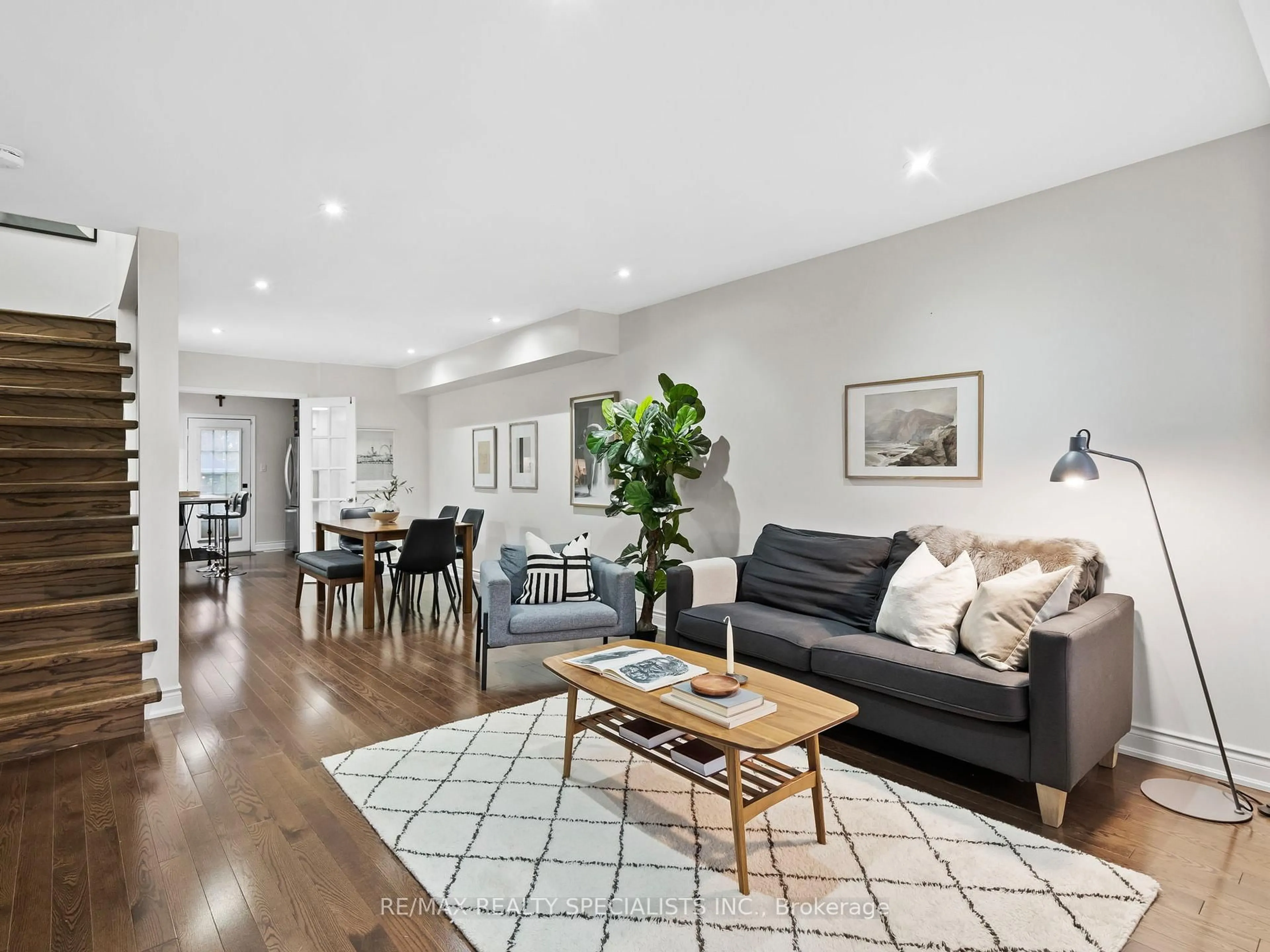 Living room with furniture, unknown for 1235 Woodhill Crt, Mississauga Ontario L5E 3H1