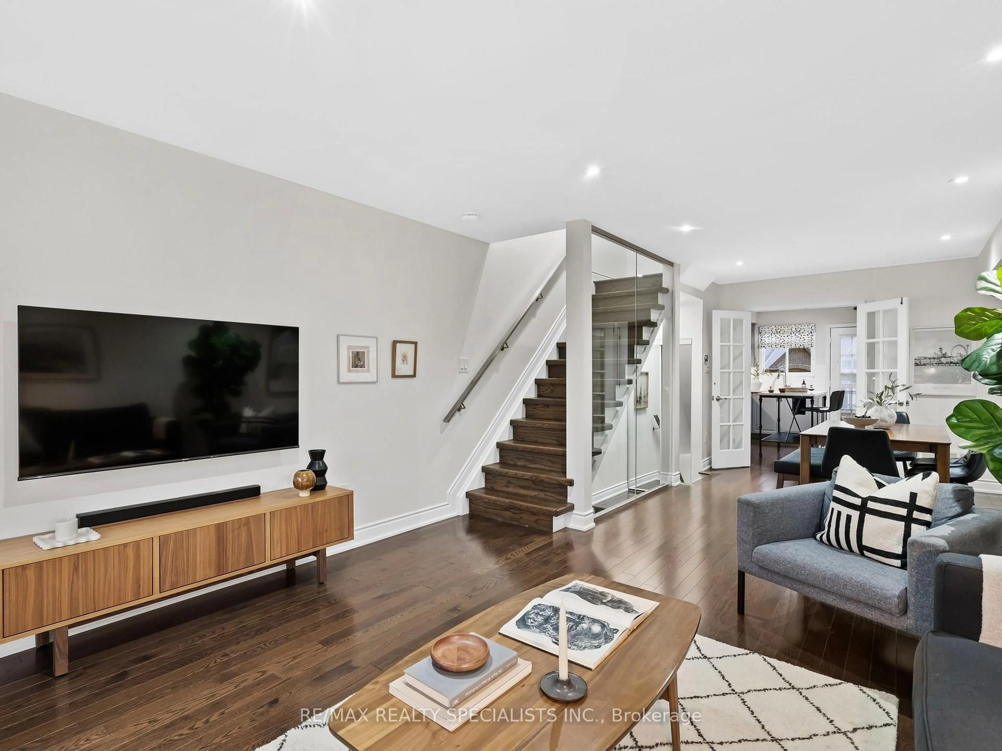 Living room with furniture, unknown for 1235 Woodhill Crt, Mississauga Ontario L5E 3H1