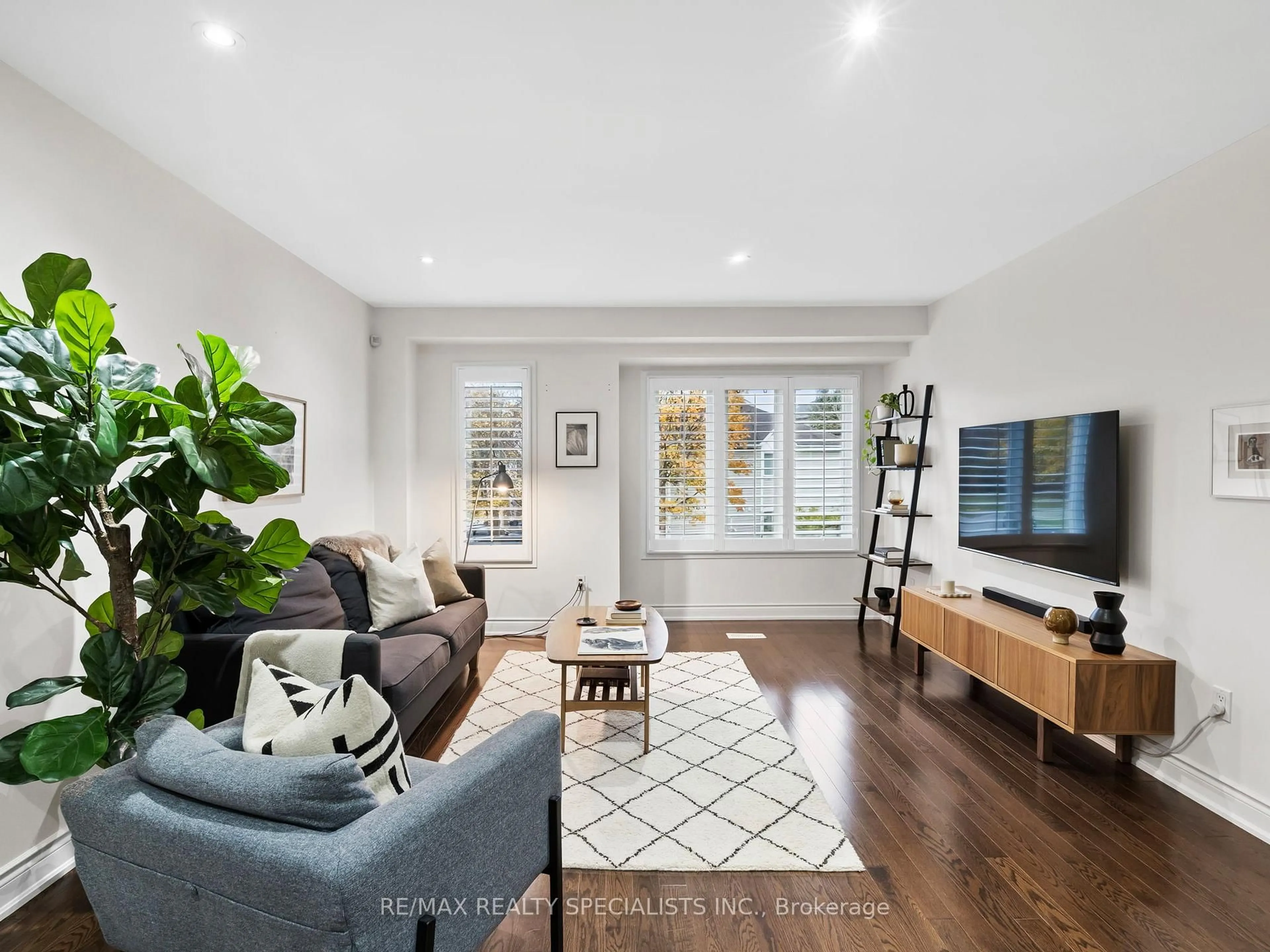 Living room with furniture, unknown for 1235 Woodhill Crt, Mississauga Ontario L5E 3H1