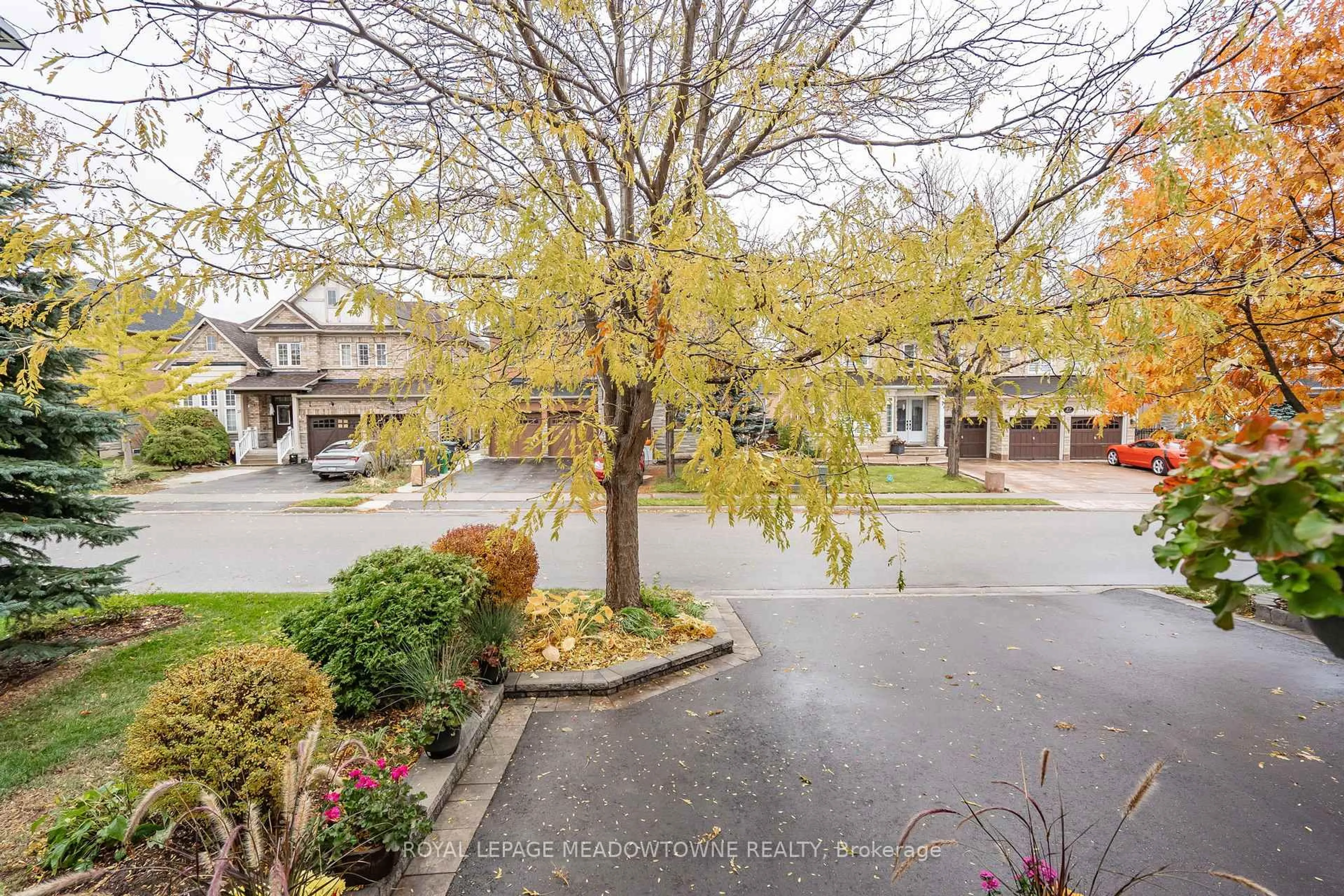 A pic from outside/outdoor area/front of a property/back of a property/a pic from drone, street for 26 Emperor Dr, Brampton Ontario L6P 1X5